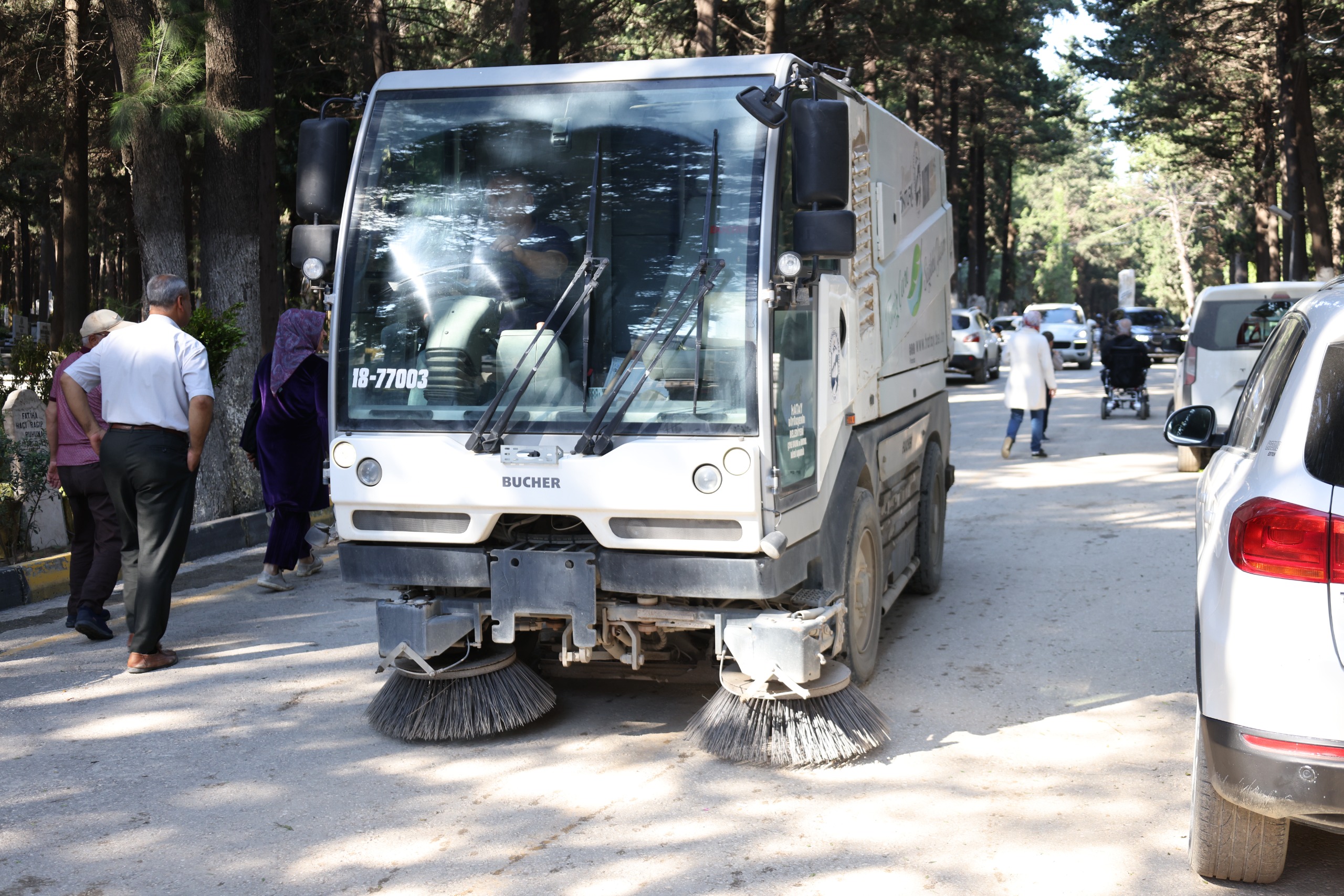 HBB, MEZARLIKLARDA BAYRAM BOYUNCA VATANDAŞIN YANINDA