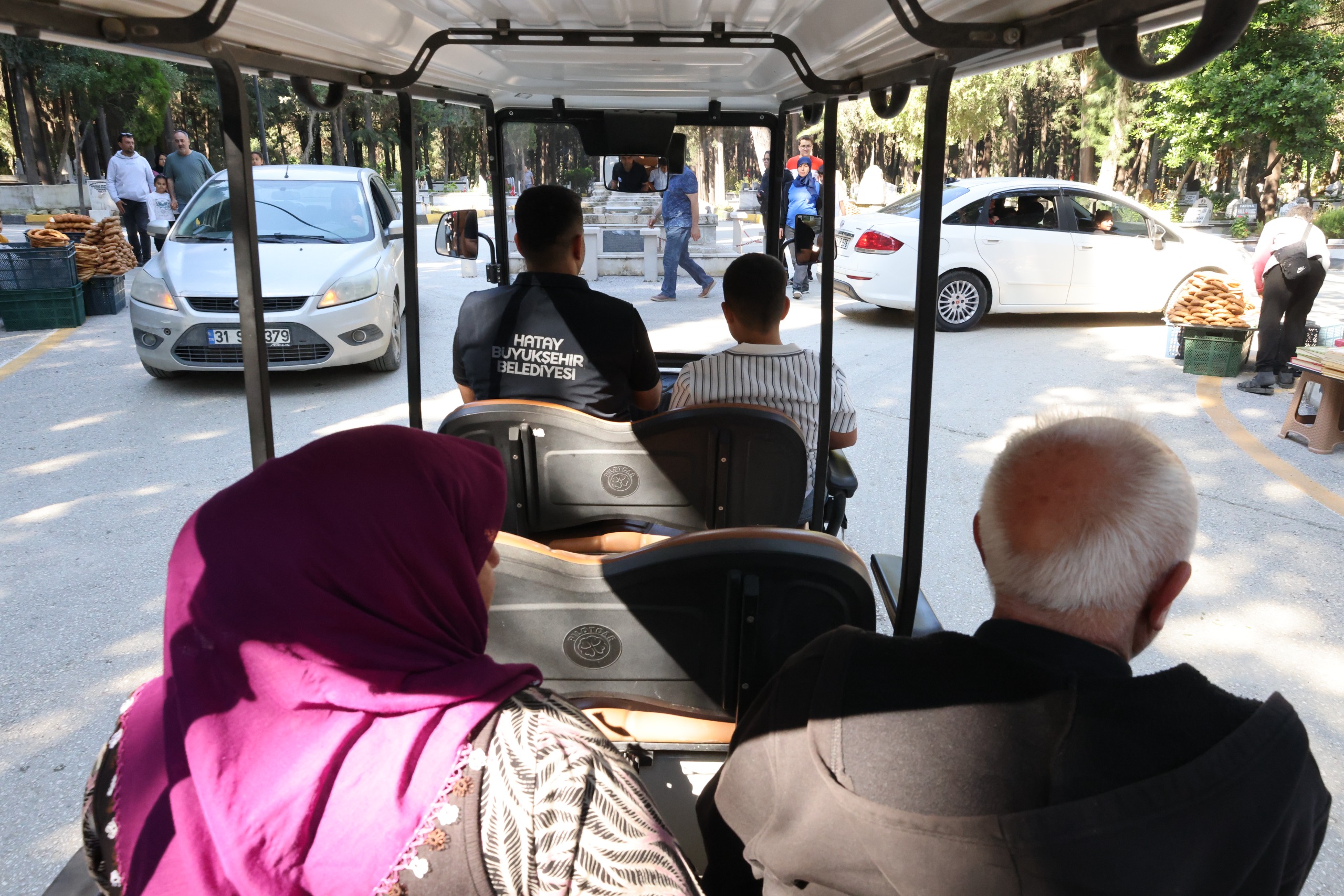 HBB, MEZARLIKLARDA BAYRAM BOYUNCA VATANDAŞIN YANINDA