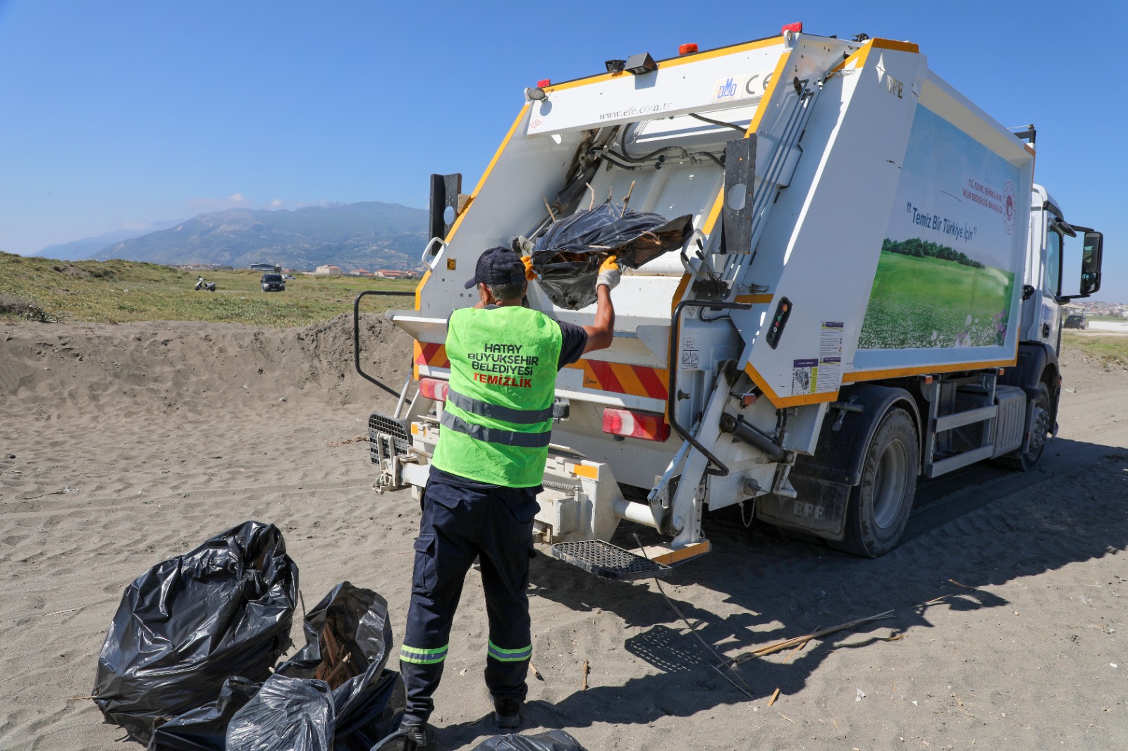 HBB’DEN SAMANDAĞ SAHİLİ’NDE DOĞA KORUMA MESAİSİ