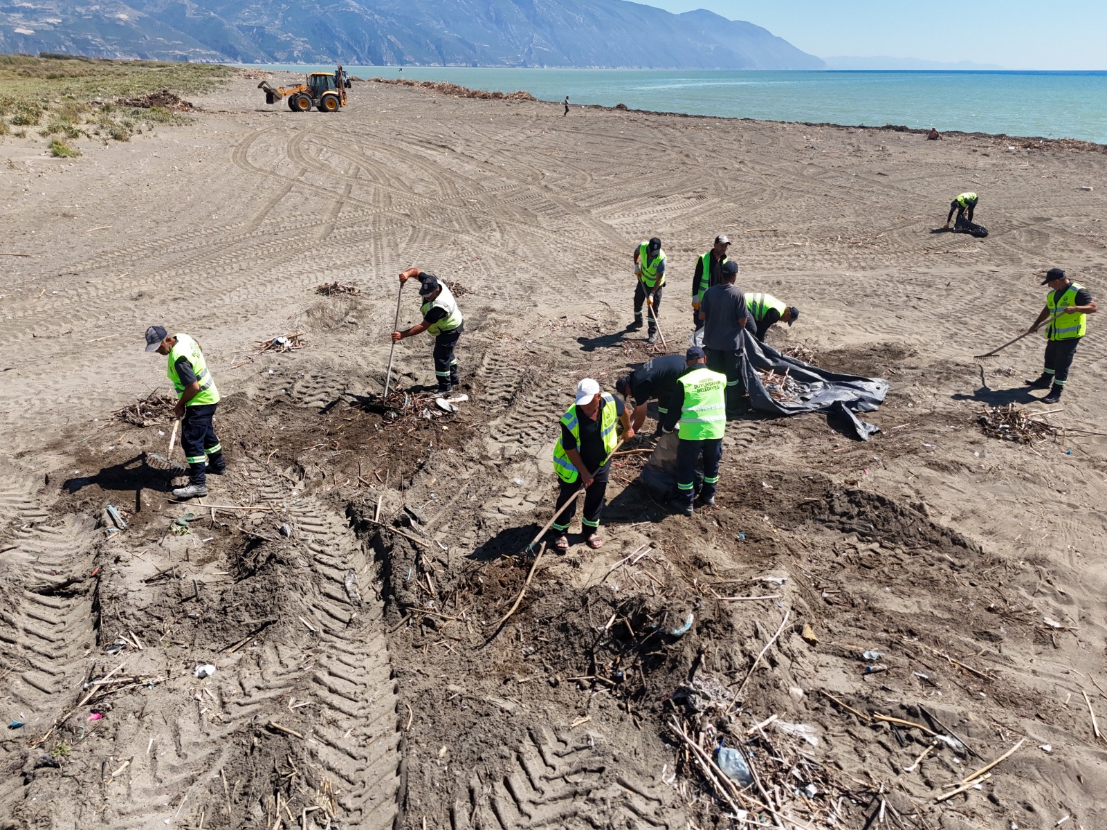 HBB’DEN SAMANDAĞ SAHİLİ’NDE DOĞA KORUMA MESAİSİ