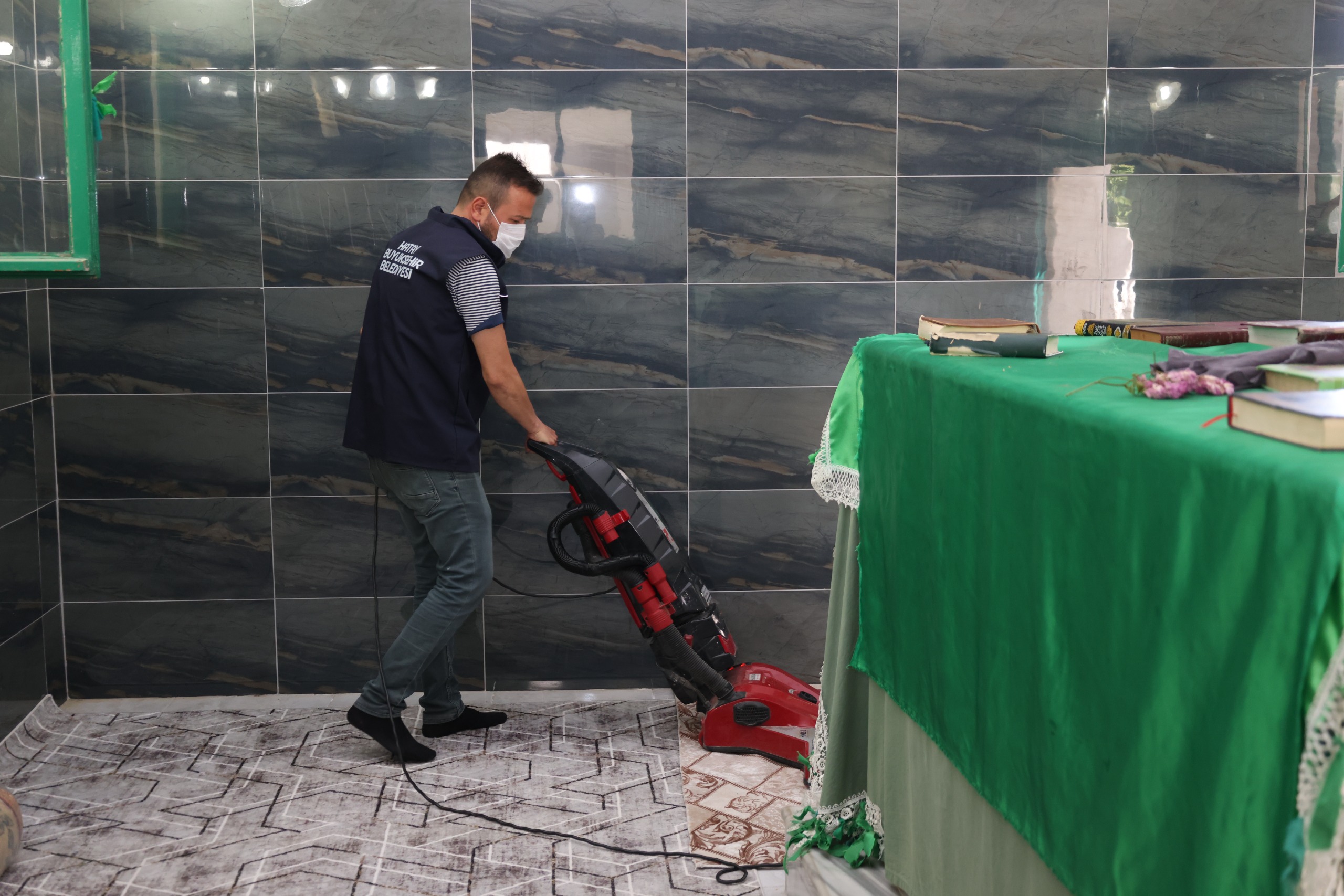 HBB’DEN TÜRBELERDE BAYRAM SONRASI TEMİZLİK