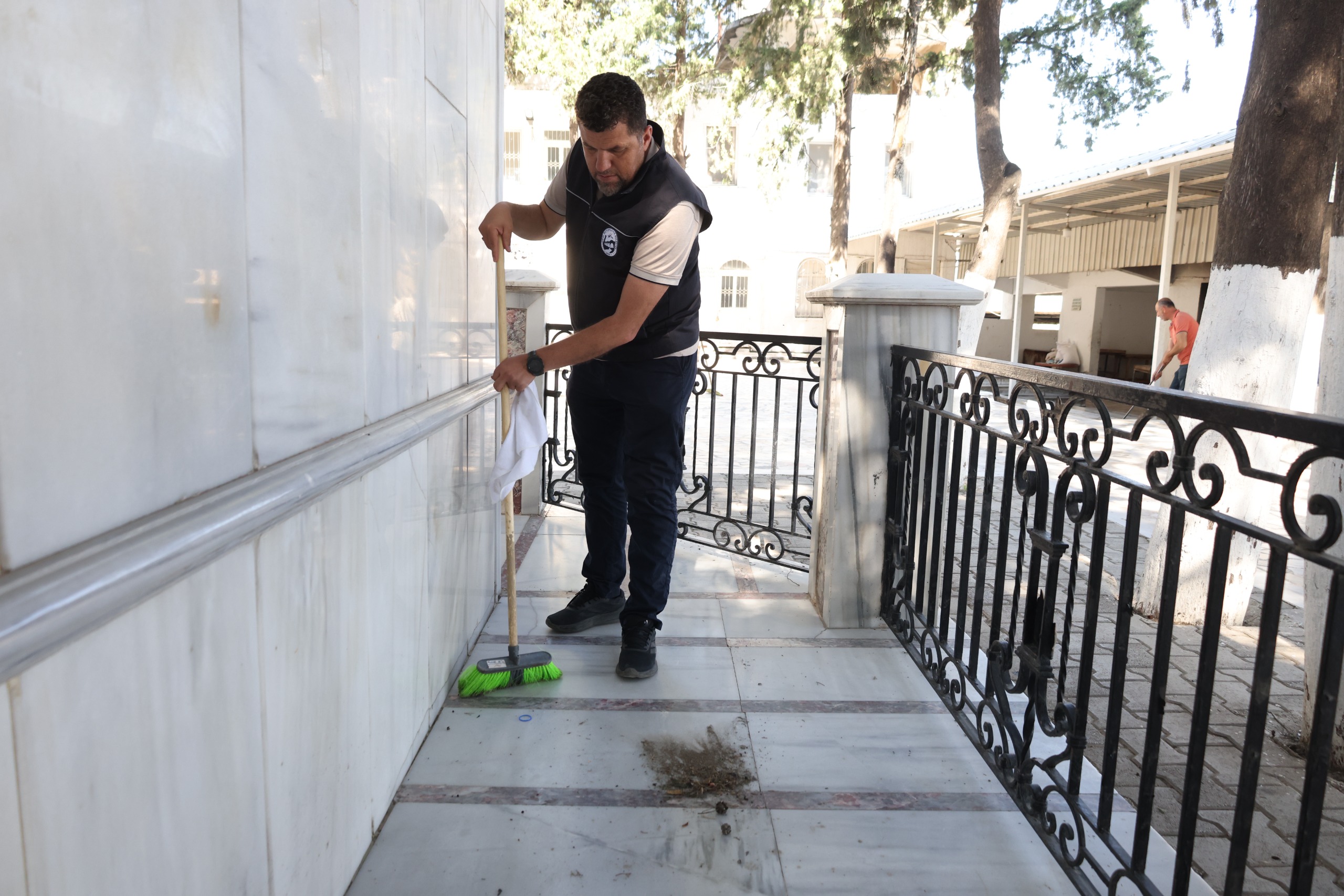 HBB’DEN TÜRBELERDE BAYRAM SONRASI TEMİZLİK