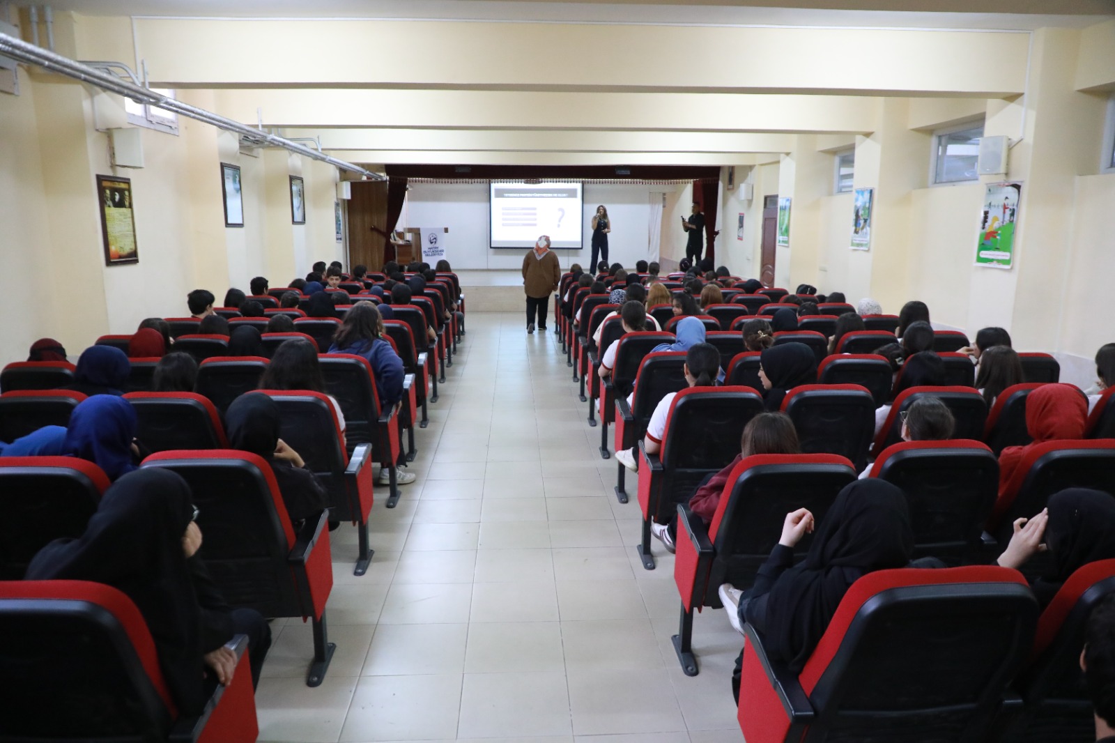HBB’DEN ÖĞRENCİLERE SAĞLIKLI BESLENME VE AKRAN ZORBALIĞI EĞİTİMİ