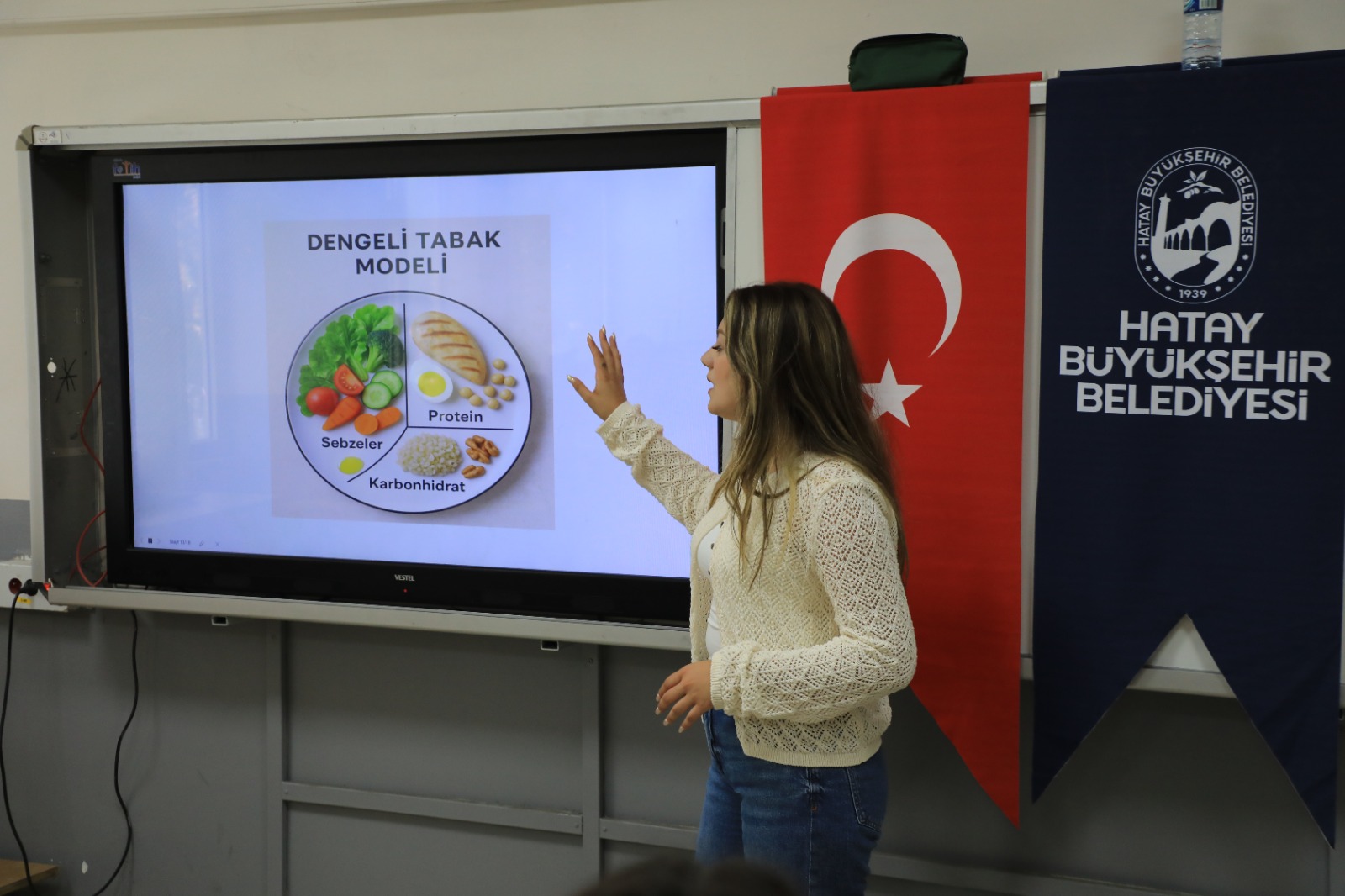 HBB’DEN ÖĞRENCİLERE SAĞLIKLI BESLENME VE AKRAN ZORBALIĞI EĞİTİMİ
