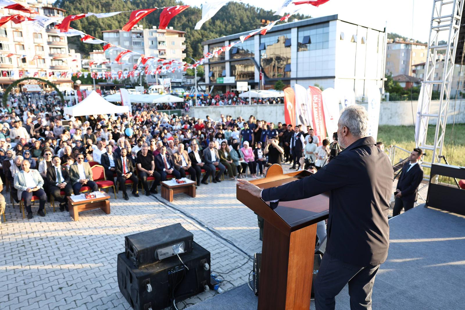 BAŞKAN ÖNTÜRK, YAYLADAĞI ÇİLEK FESTİVALİ’NDE ÜRETİCİLERLE BULUŞTU