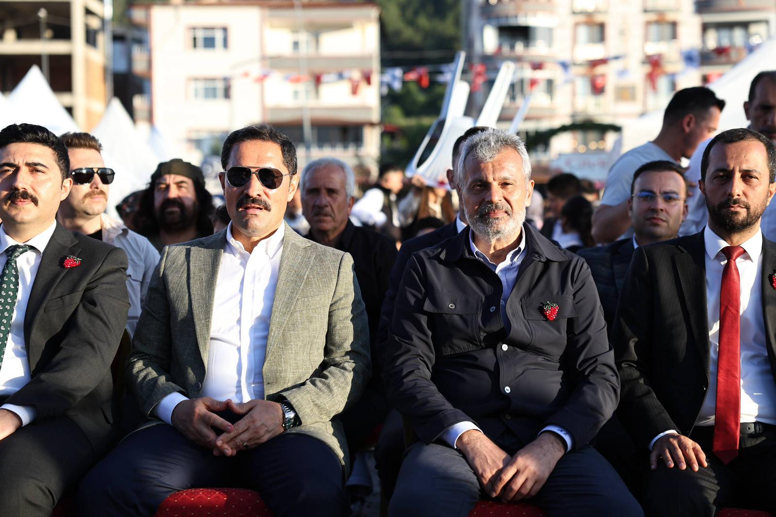 BAŞKAN ÖNTÜRK, YAYLADAĞI ÇİLEK FESTİVALİ’NDE ÜRETİCİLERLE BULUŞTU