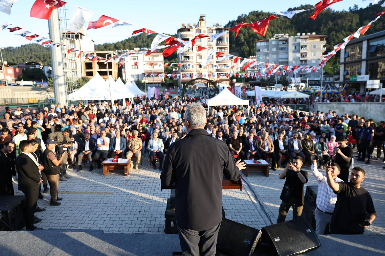 BAŞKAN ÖNTÜRK, YAYLADAĞI ÇİLEK FESTİVALİ’NDE ÜRETİCİLERLE BULUŞTU