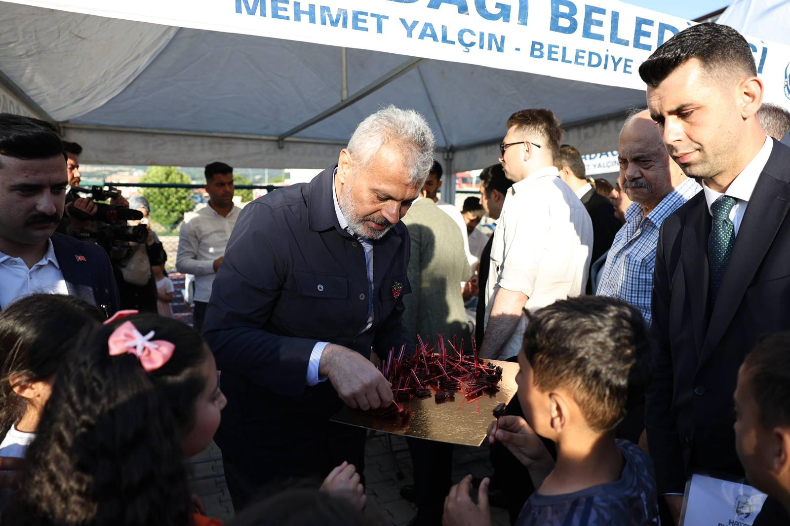 BAŞKAN ÖNTÜRK, YAYLADAĞI ÇİLEK FESTİVALİ’NDE ÜRETİCİLERLE BULUŞTU