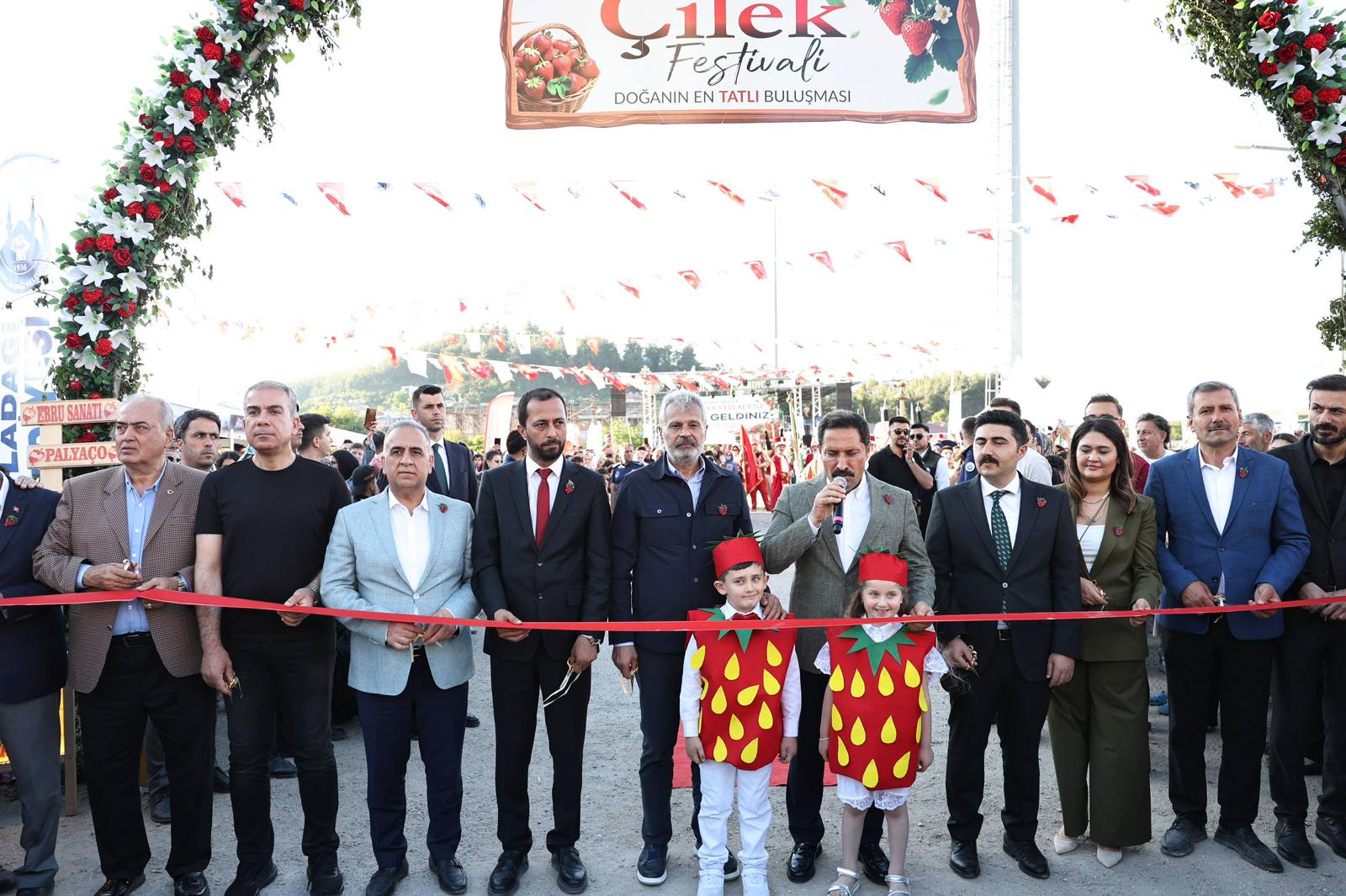 BAŞKAN ÖNTÜRK, YAYLADAĞI ÇİLEK FESTİVALİ’NDE ÜRETİCİLERLE BULUŞTU
