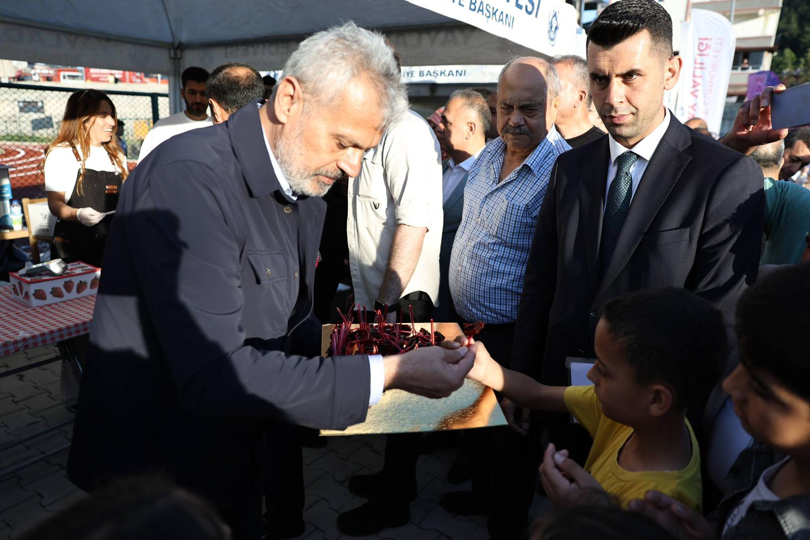BAŞKAN ÖNTÜRK, YAYLADAĞI ÇİLEK FESTİVALİ’NDE ÜRETİCİLERLE BULUŞTU