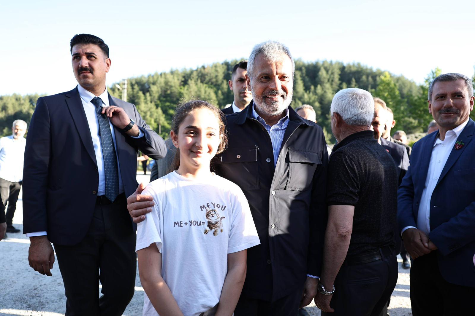 BAŞKAN ÖNTÜRK, YAYLADAĞI ÇİLEK FESTİVALİ’NDE ÜRETİCİLERLE BULUŞTU