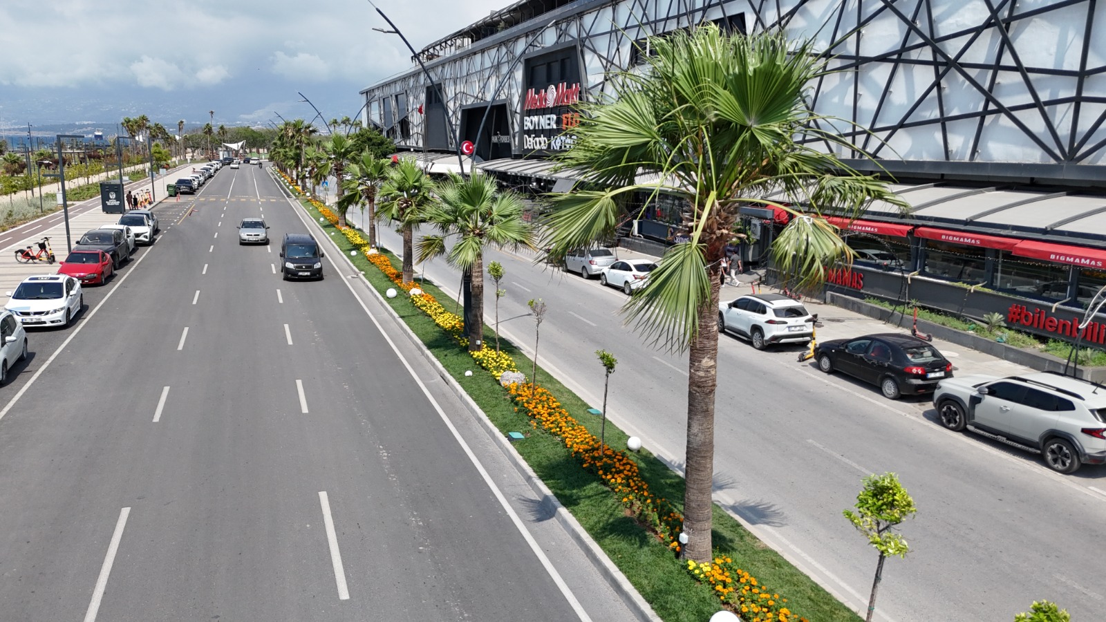 İSKENDERUN SAHİLİ RENKLİ ÇİÇEKLERLE SÜSLENDİ