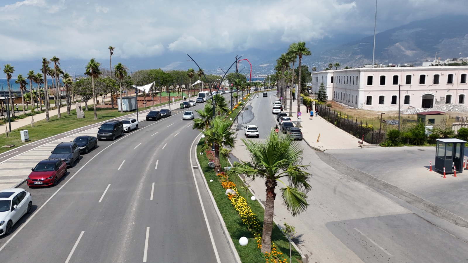 İSKENDERUN SAHİLİ RENKLİ ÇİÇEKLERLE SÜSLENDİ