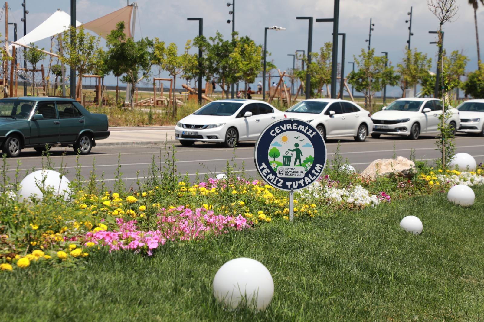 İSKENDERUN SAHİLİ RENKLİ ÇİÇEKLERLE SÜSLENDİ