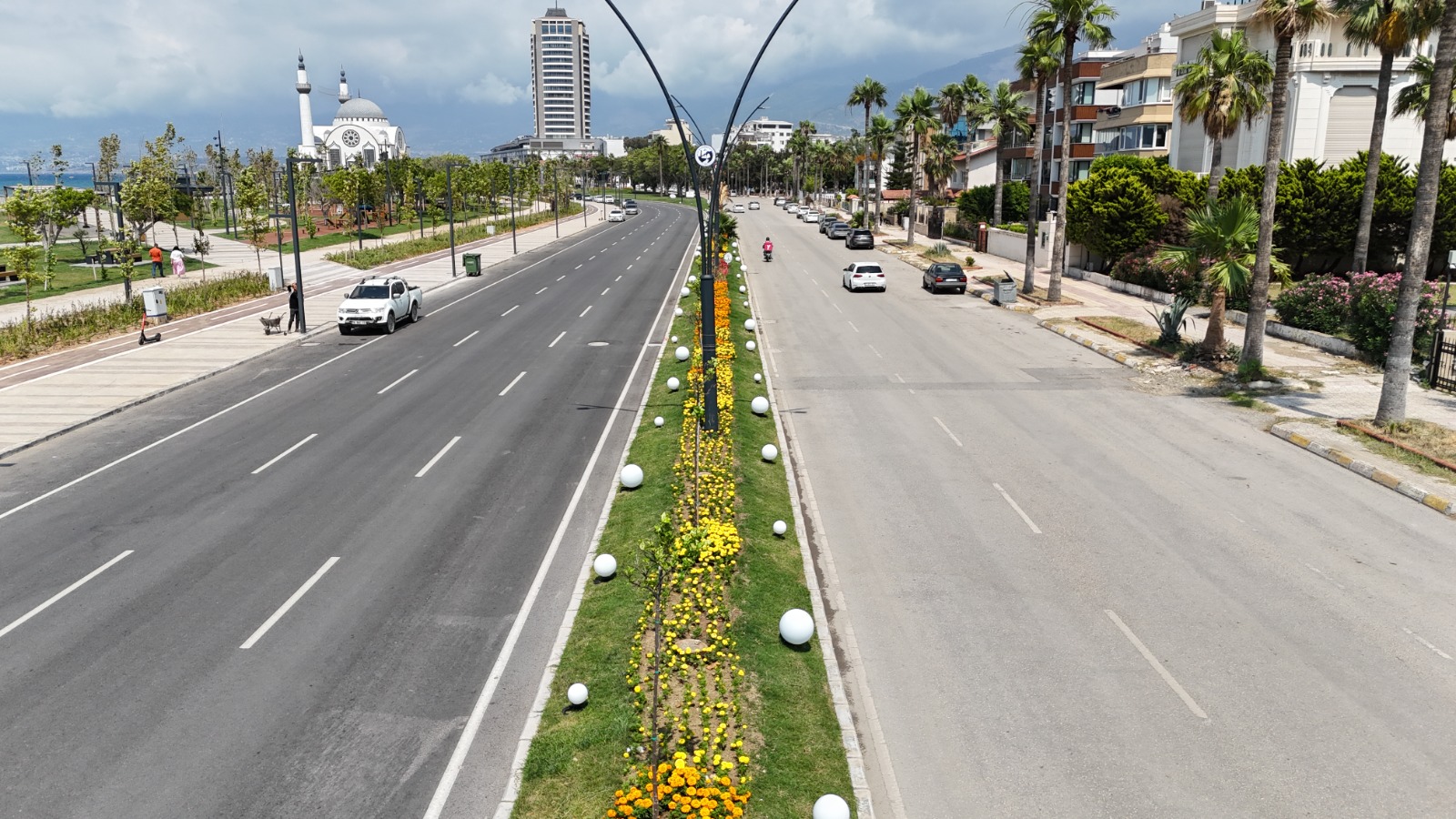 İSKENDERUN SAHİLİ RENKLİ ÇİÇEKLERLE SÜSLENDİ