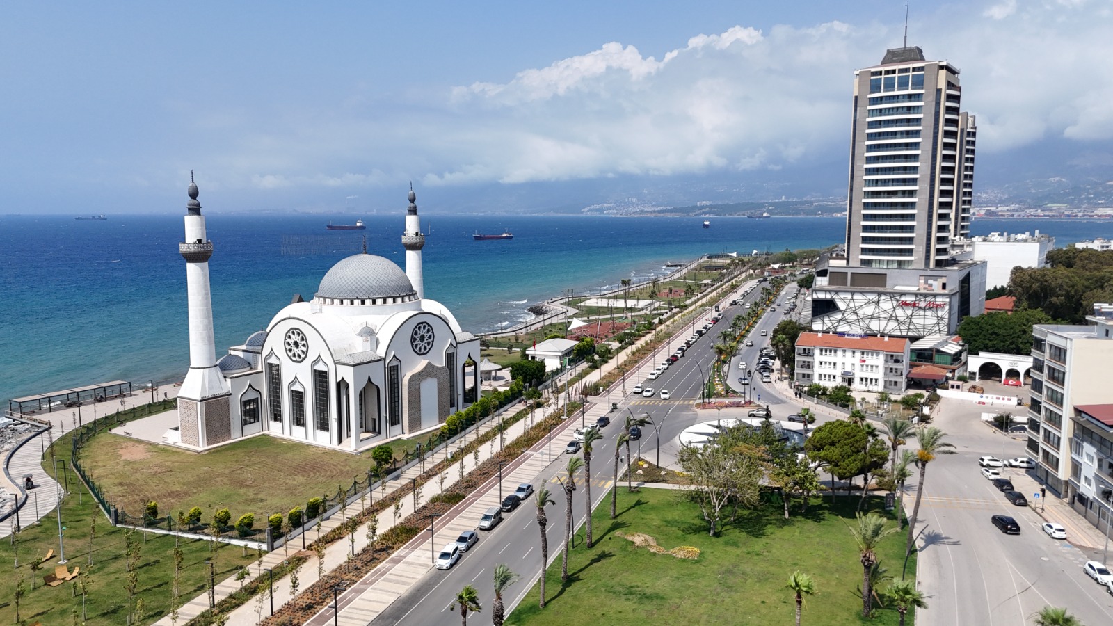 İSKENDERUN SAHİLİ RENKLİ ÇİÇEKLERLE SÜSLENDİ