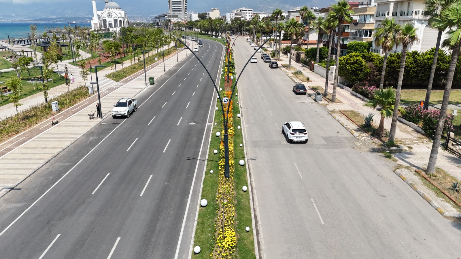 İSKENDERUN SAHİLİ RENKLİ ÇİÇEKLERLE SÜSLENDİ