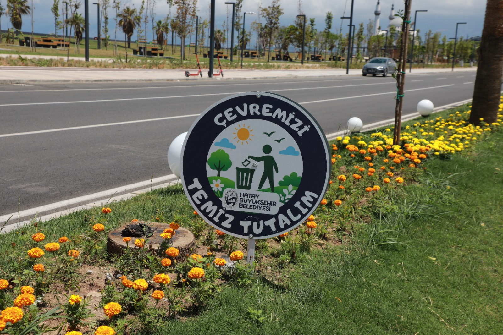 İSKENDERUN SAHİLİ RENKLİ ÇİÇEKLERLE SÜSLENDİ