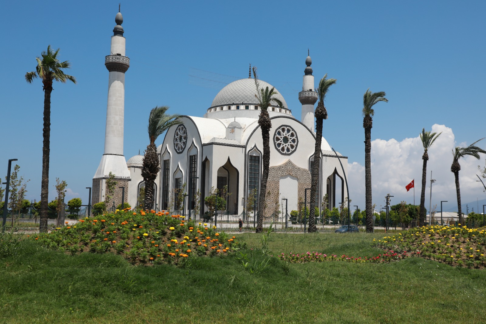 İSKENDERUN SAHİLİ RENKLİ ÇİÇEKLERLE SÜSLENDİ