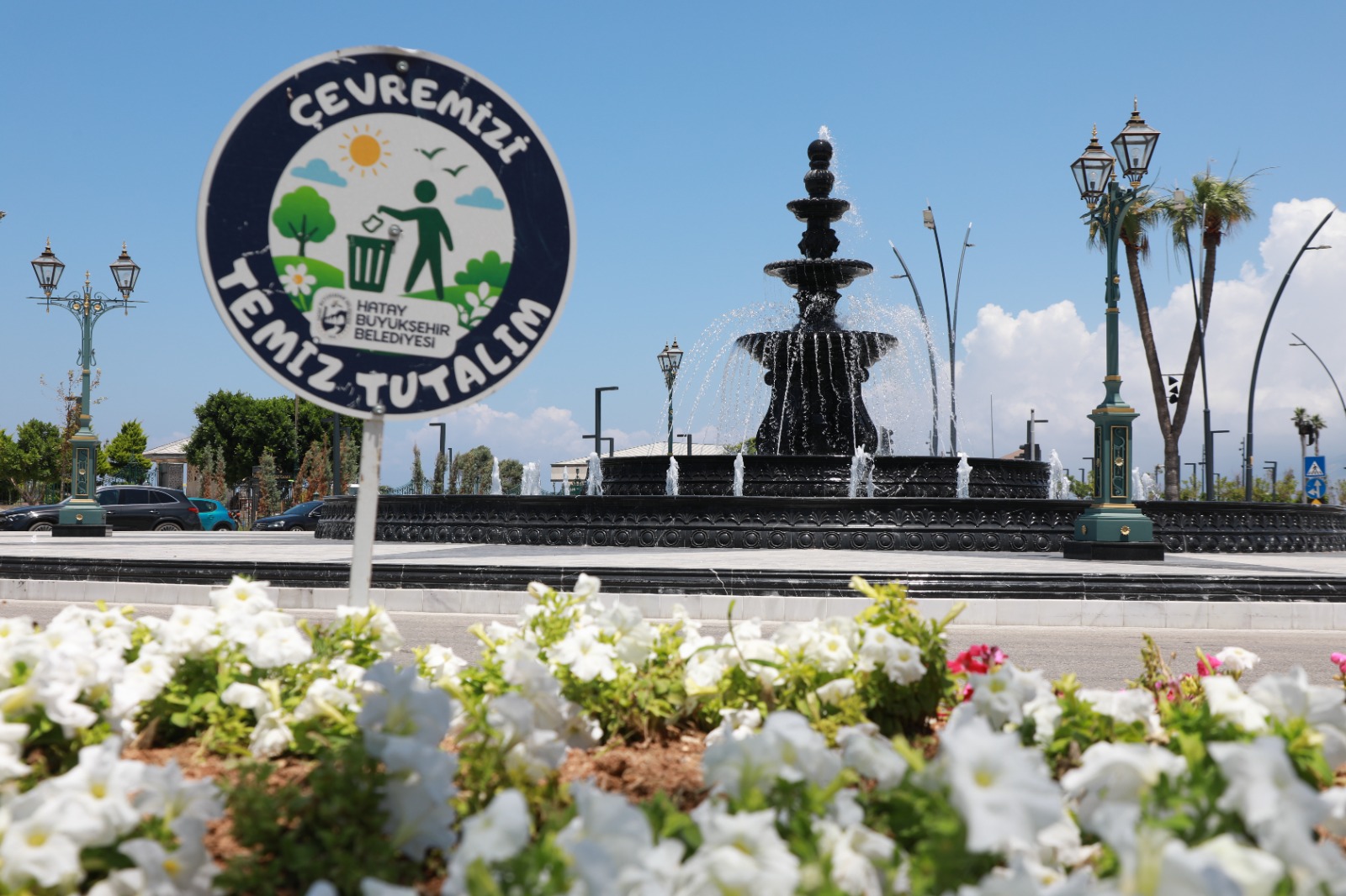 İSKENDERUN SAHİLİ RENKLİ ÇİÇEKLERLE SÜSLENDİ