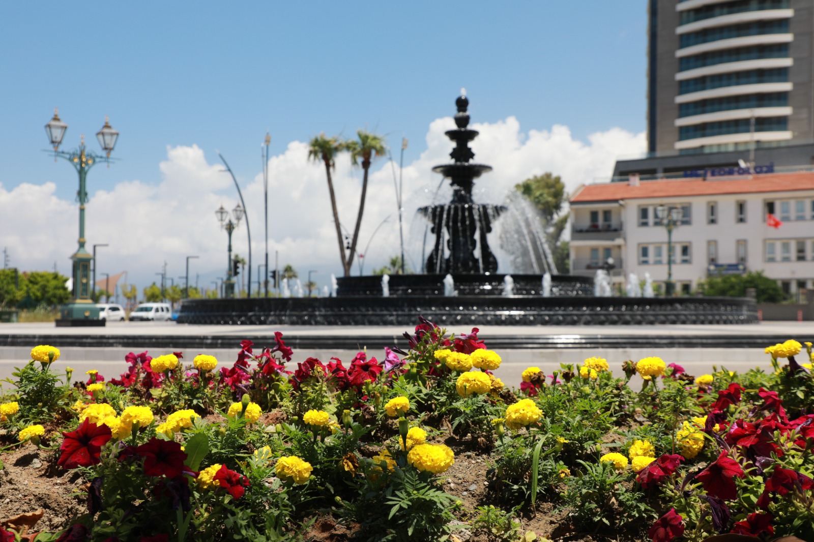 İSKENDERUN SAHİLİ RENKLİ ÇİÇEKLERLE SÜSLENDİ