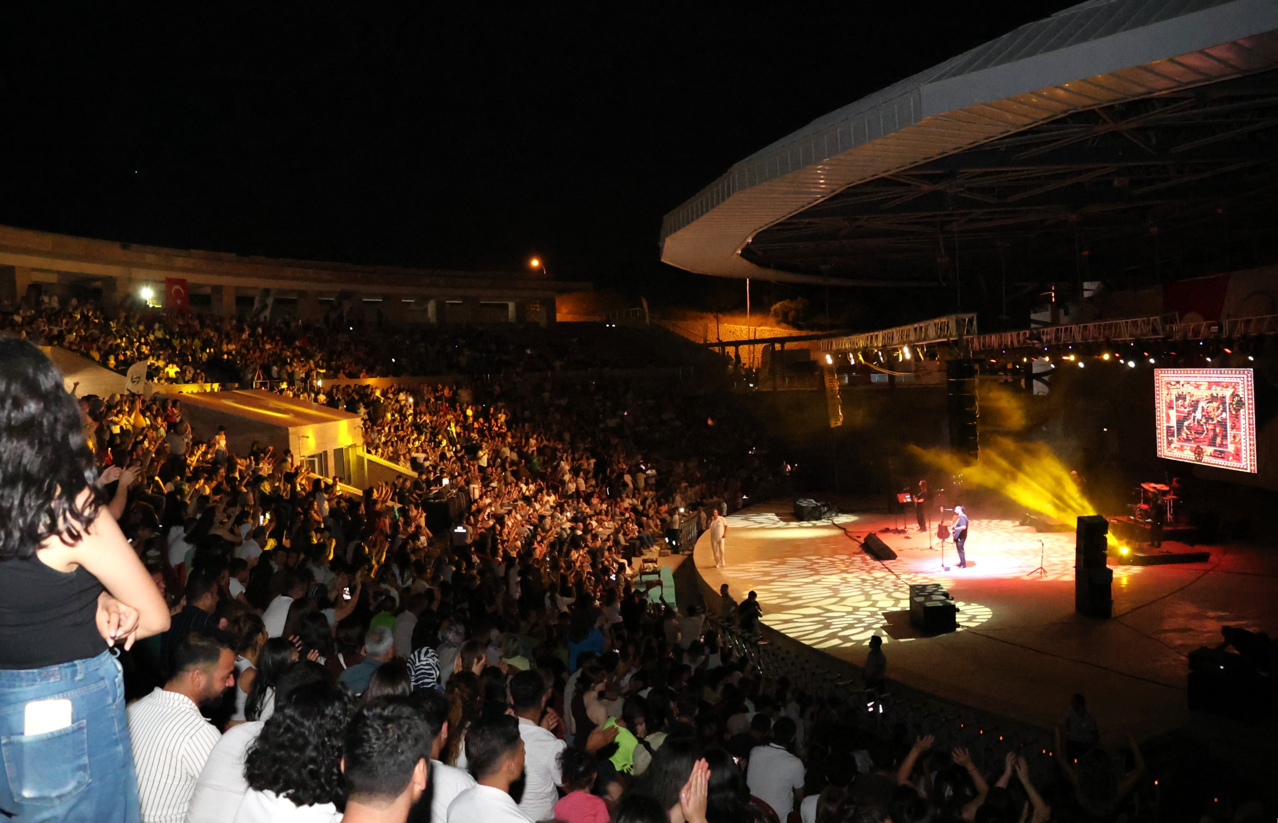 HBB’NİN ÇELİK KONSERİYLE 90’LAR RÜZGARI HATAY’DA ESTİ