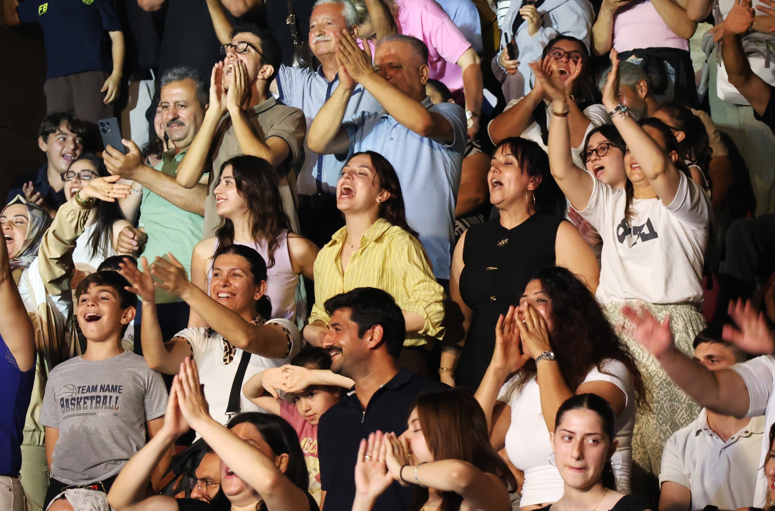 HBB’NİN ÇELİK KONSERİYLE 90’LAR RÜZGARI HATAY’DA ESTİ
