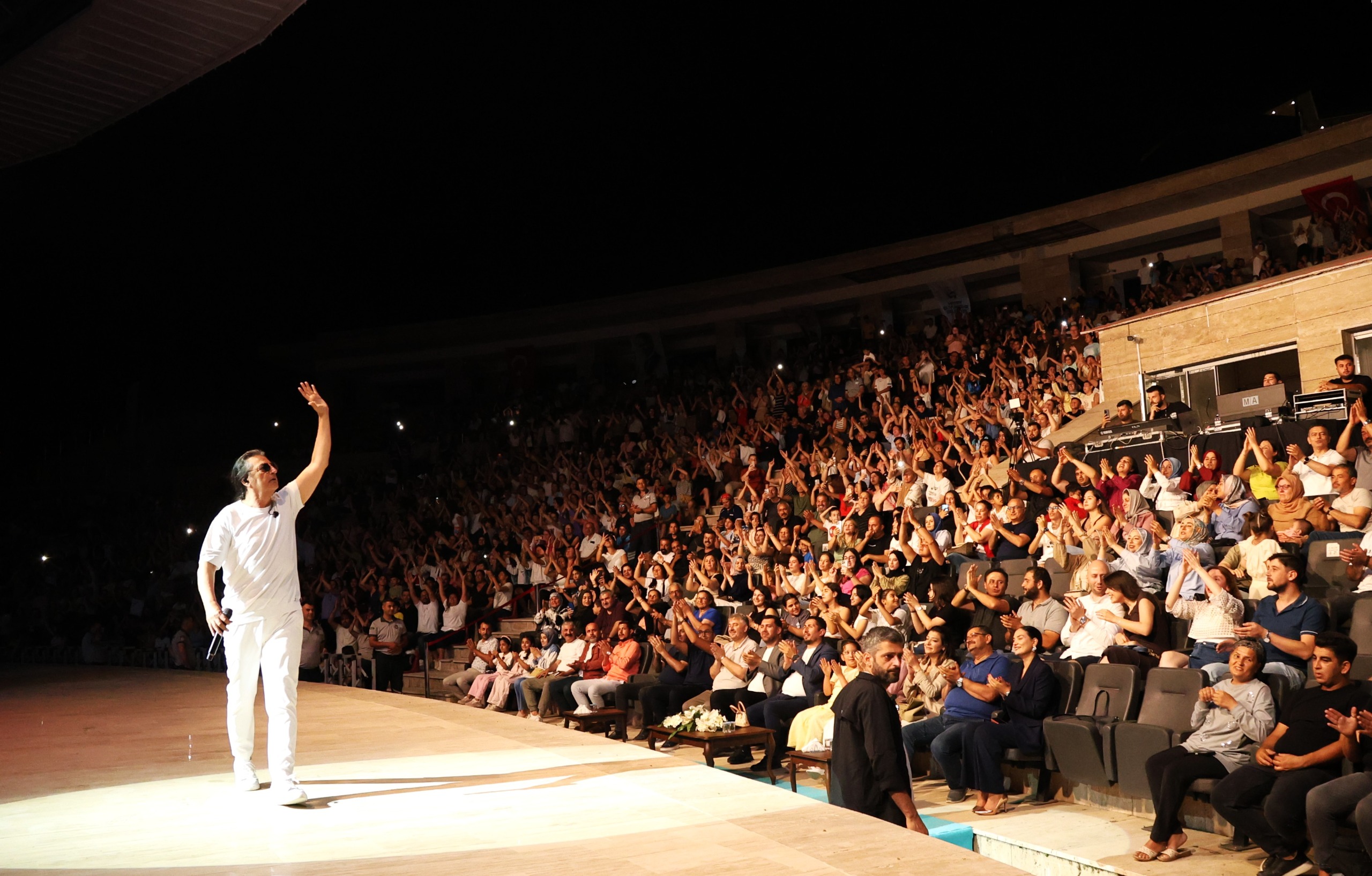 HBB’NİN ÇELİK KONSERİYLE 90’LAR RÜZGARI HATAY’DA ESTİ
