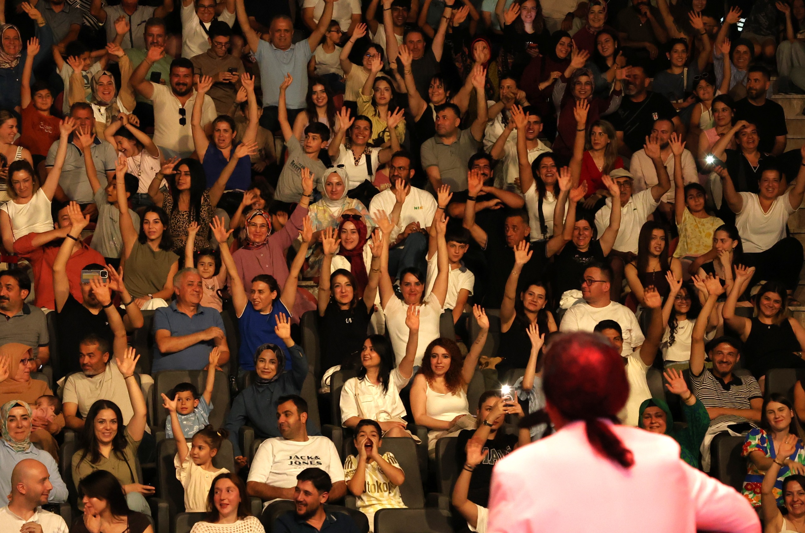 HBB’NİN ÇELİK KONSERİYLE 90’LAR RÜZGARI HATAY’DA ESTİ