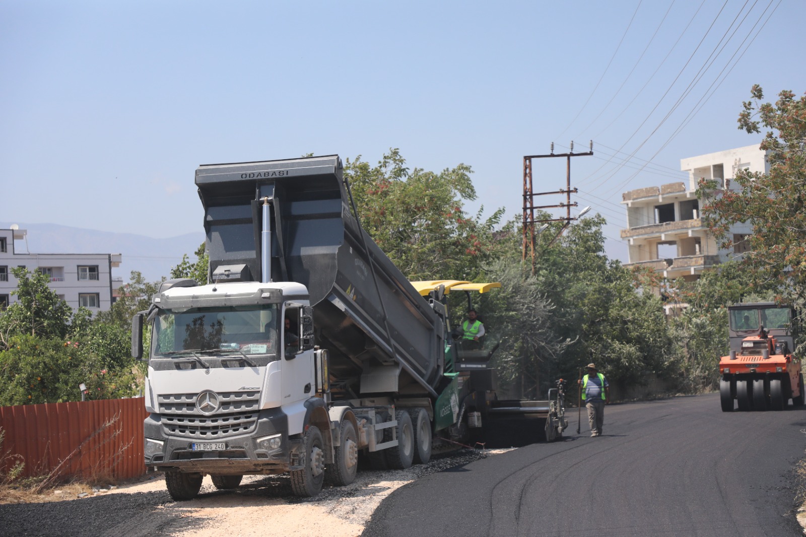 HBB, DEFNE’DE YOL ÇALIŞMALARINA DEVAM EDİYOR