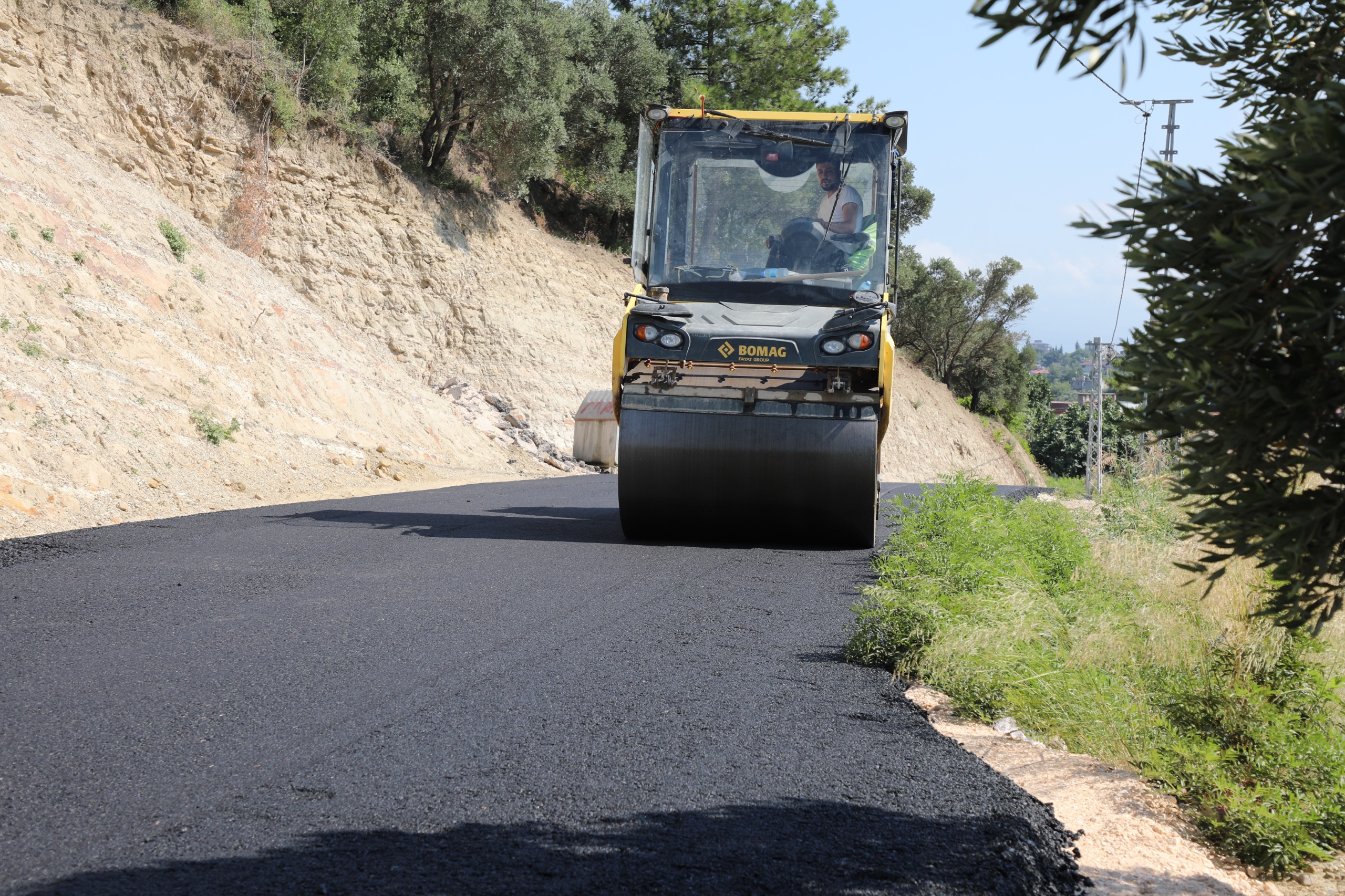 HBB'DEN ANTAKYA VE DEFNE'DE ULAŞIMI GÜÇLENDİRECEK YOL ÇALIŞMALARI