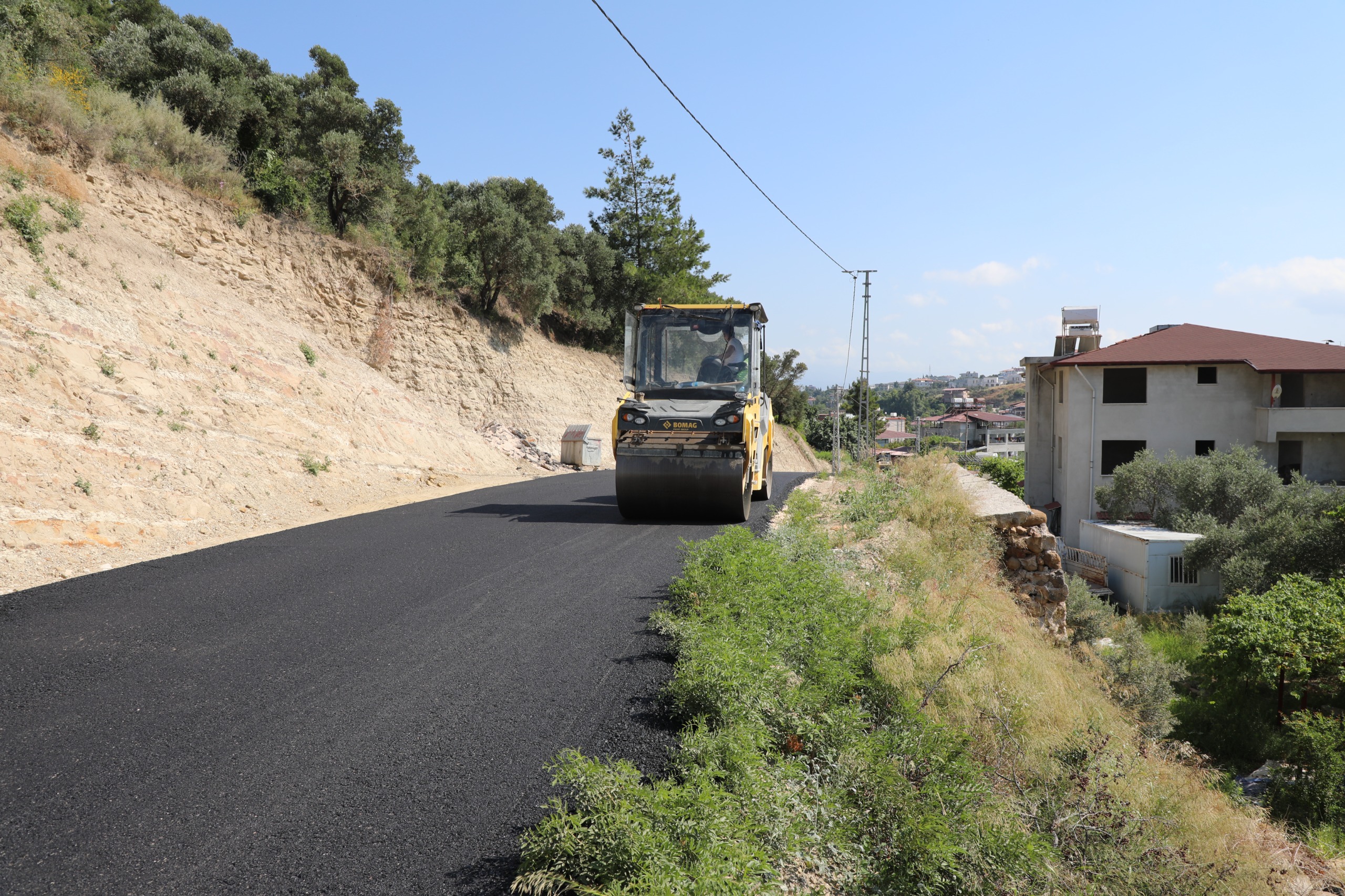 HBB'DEN ANTAKYA VE DEFNE'DE ULAŞIMI GÜÇLENDİRECEK YOL ÇALIŞMALARI