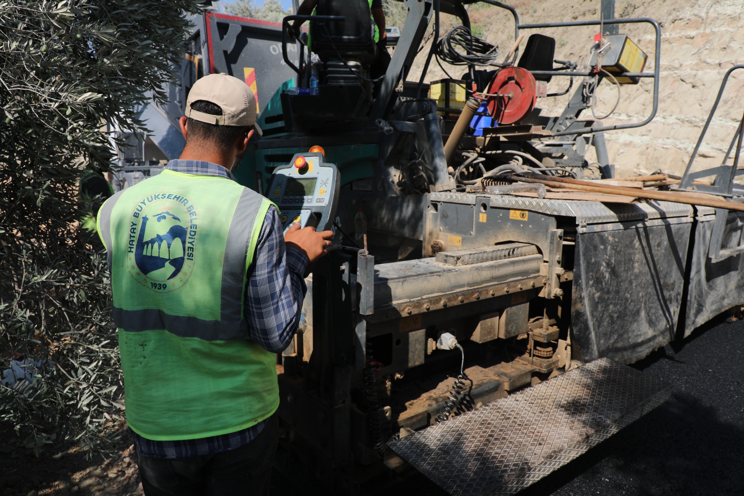 HBB'DEN ANTAKYA VE DEFNE'DE ULAŞIMI GÜÇLENDİRECEK YOL ÇALIŞMALARI