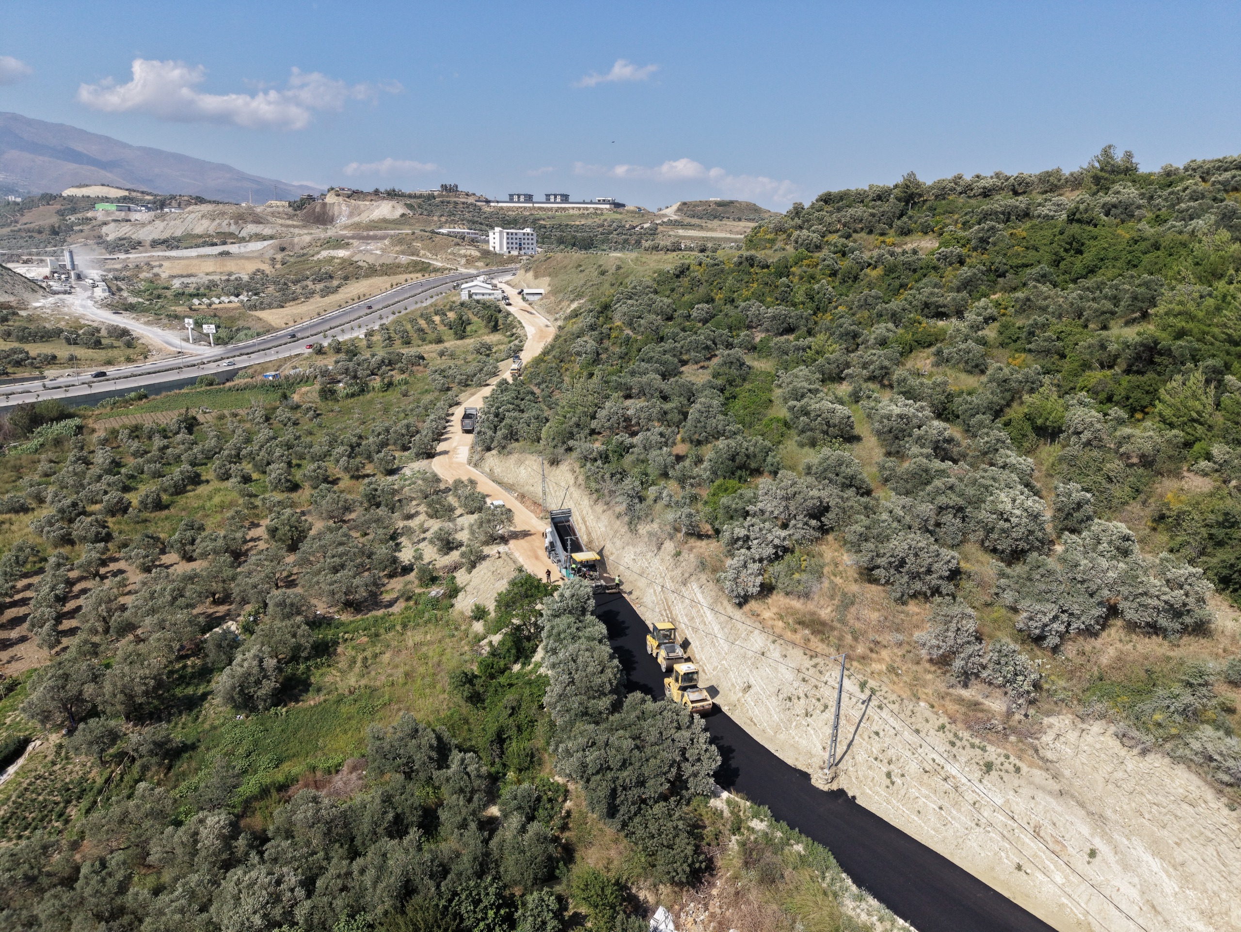 HBB'DEN ANTAKYA VE DEFNE'DE ULAŞIMI GÜÇLENDİRECEK YOL ÇALIŞMALARI