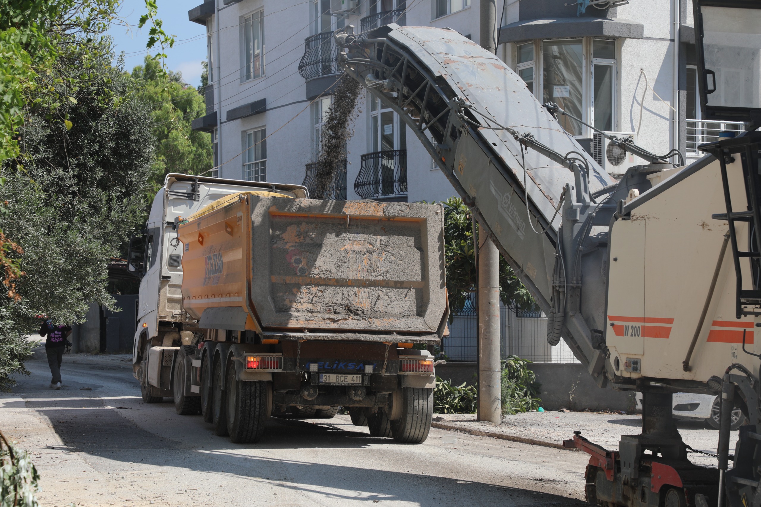HBB'DEN ANTAKYA VE DEFNE'DE ULAŞIMI GÜÇLENDİRECEK YOL ÇALIŞMALARI