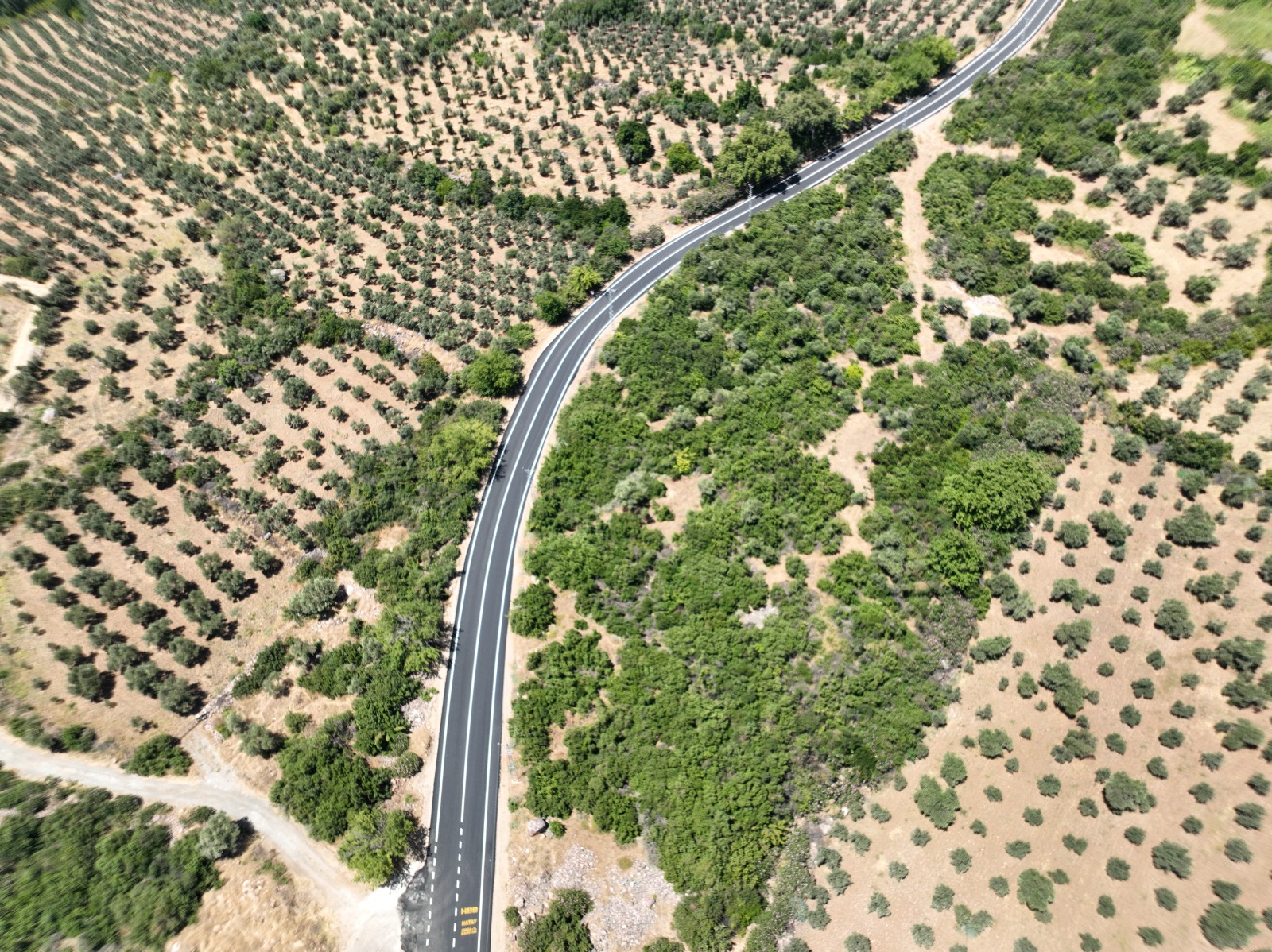 DÖRT MAHALLEYİ BİRBİRİNE BAĞLAYAN YOL, SICAK ASFALTLA YENİLENDİ