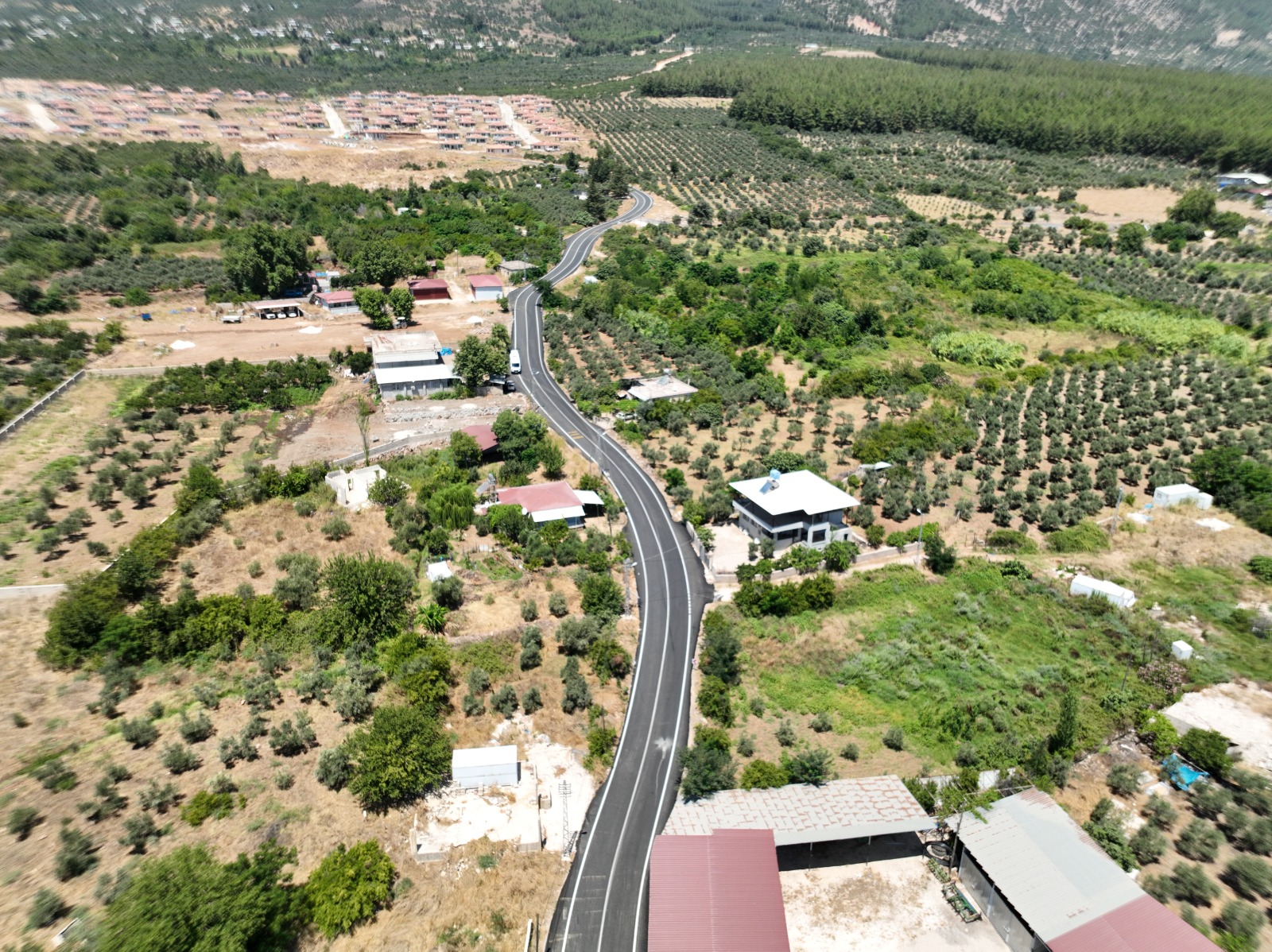 DÖRT MAHALLEYİ BİRBİRİNE BAĞLAYAN YOL, SICAK ASFALTLA YENİLENDİ