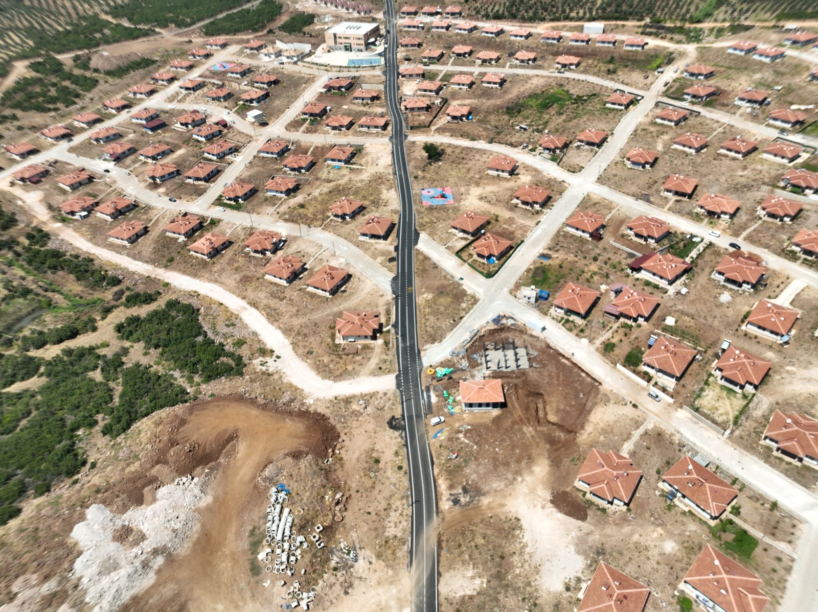 DÖRT MAHALLEYİ BİRBİRİNE BAĞLAYAN YOL, SICAK ASFALTLA YENİLENDİ