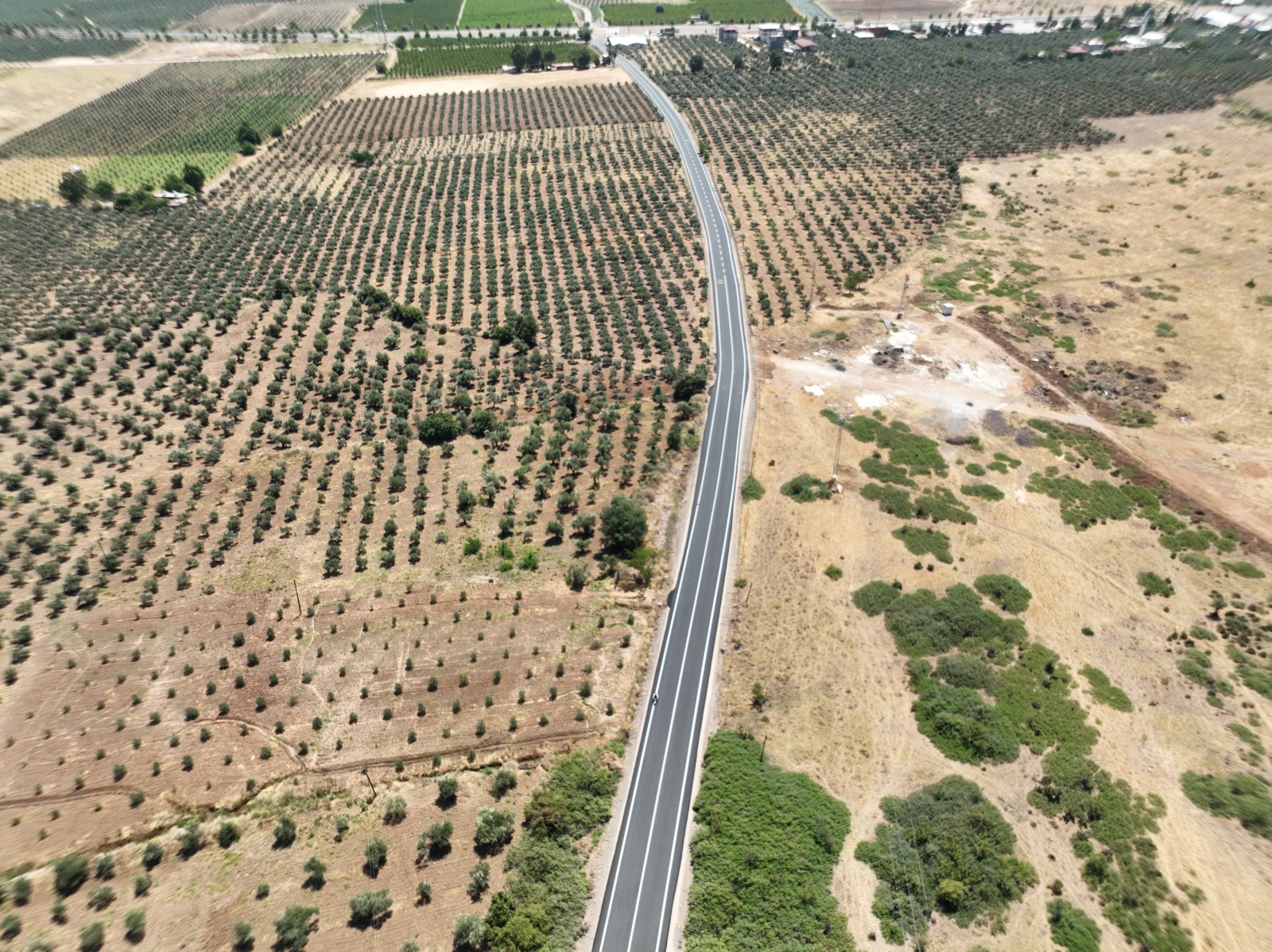 DÖRT MAHALLEYİ BİRBİRİNE BAĞLAYAN YOL, SICAK ASFALTLA YENİLENDİ