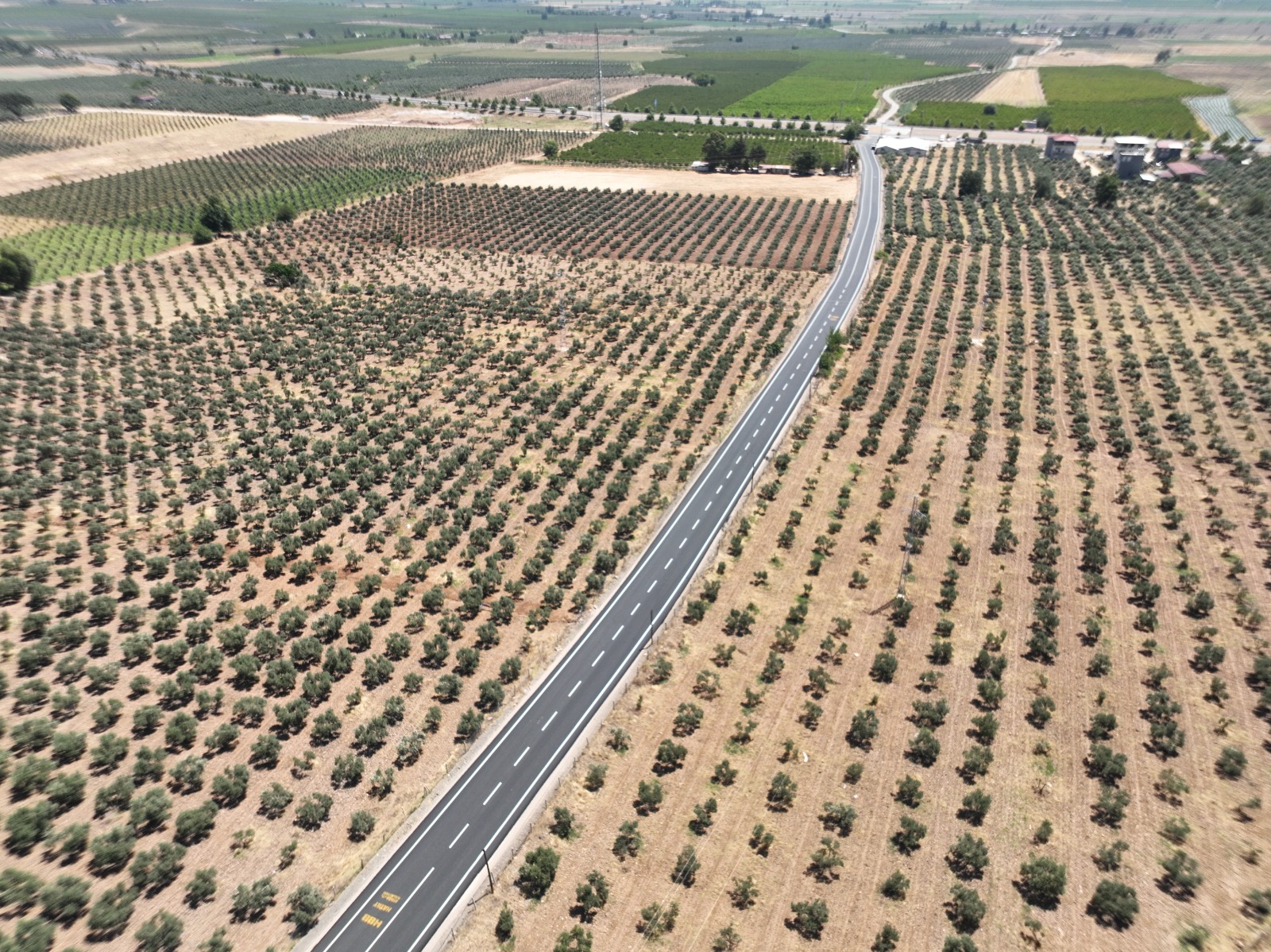 DÖRT MAHALLEYİ BİRBİRİNE BAĞLAYAN YOL, SICAK ASFALTLA YENİLENDİ