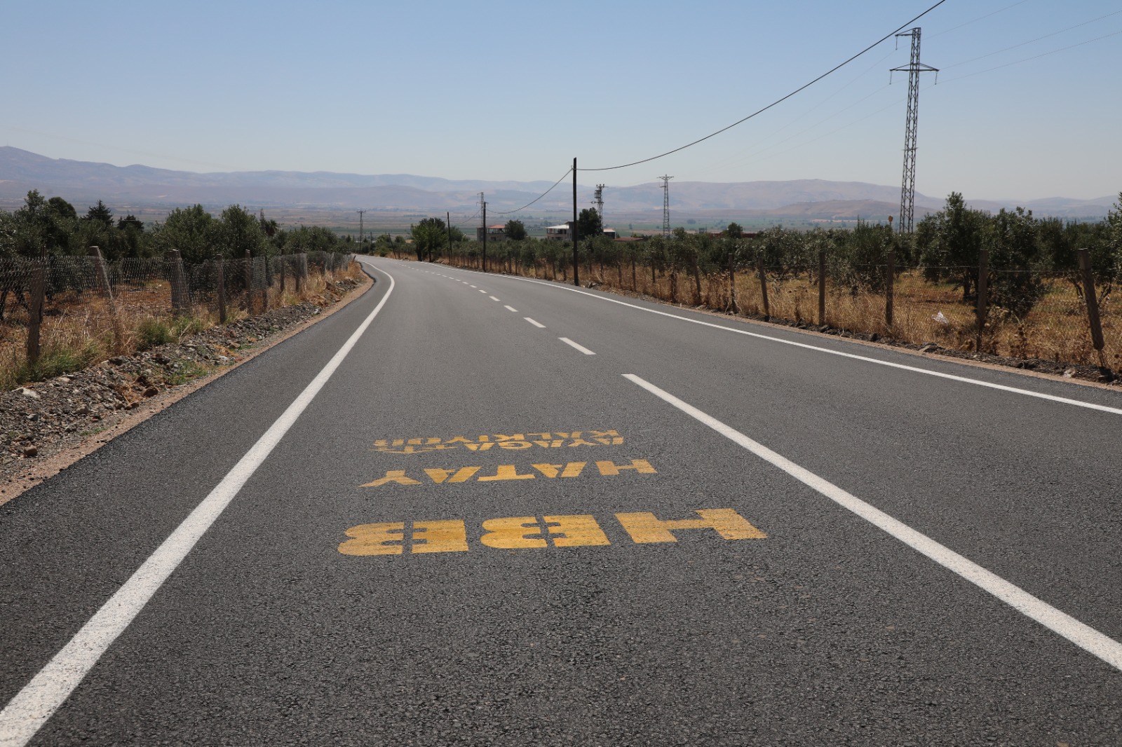 DÖRT MAHALLEYİ BİRBİRİNE BAĞLAYAN YOL, SICAK ASFALTLA YENİLENDİ