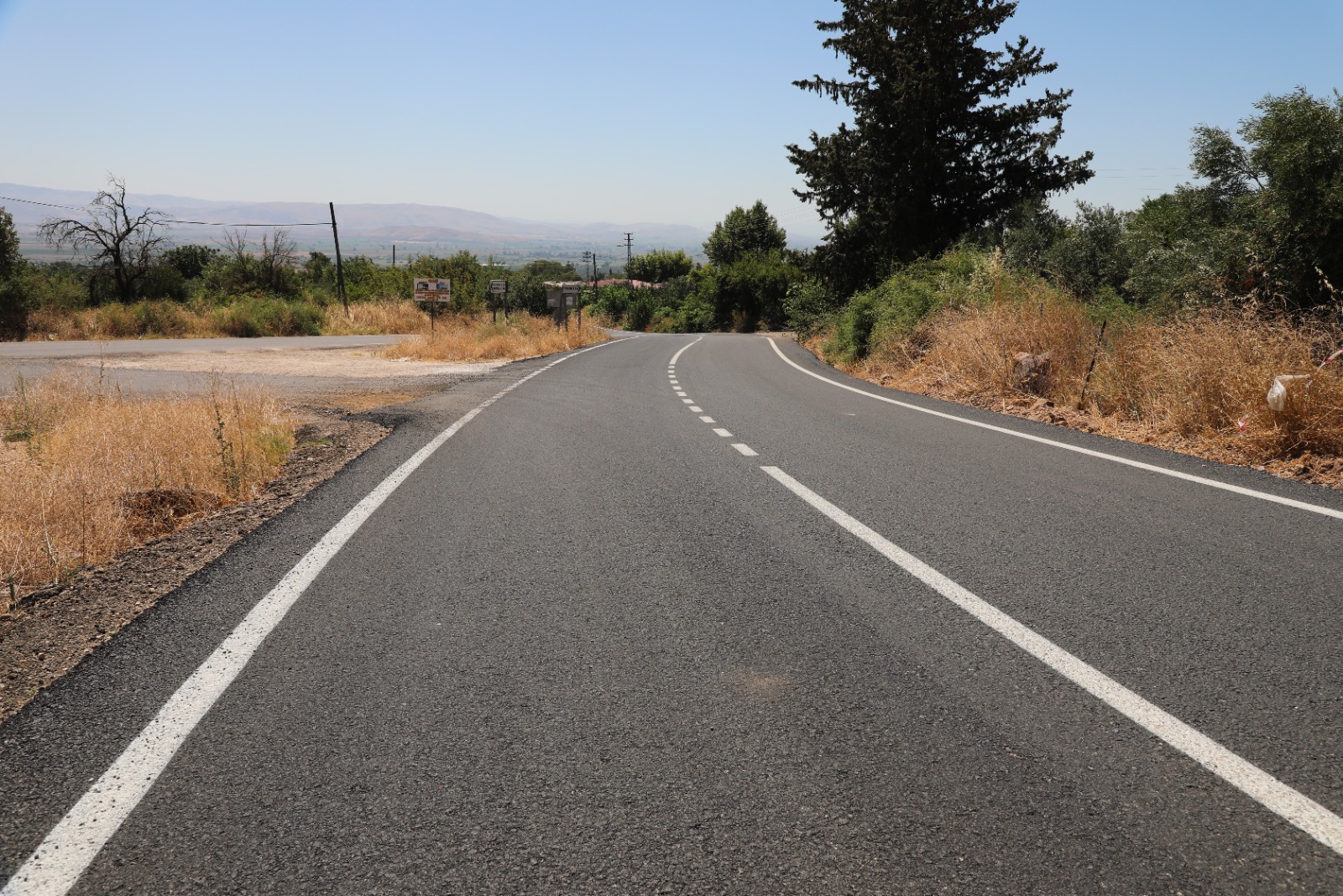 DÖRT MAHALLEYİ BİRBİRİNE BAĞLAYAN YOL, SICAK ASFALTLA YENİLENDİ