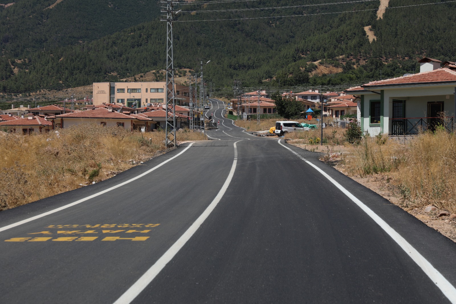 DÖRT MAHALLEYİ BİRBİRİNE BAĞLAYAN YOL, SICAK ASFALTLA YENİLENDİ