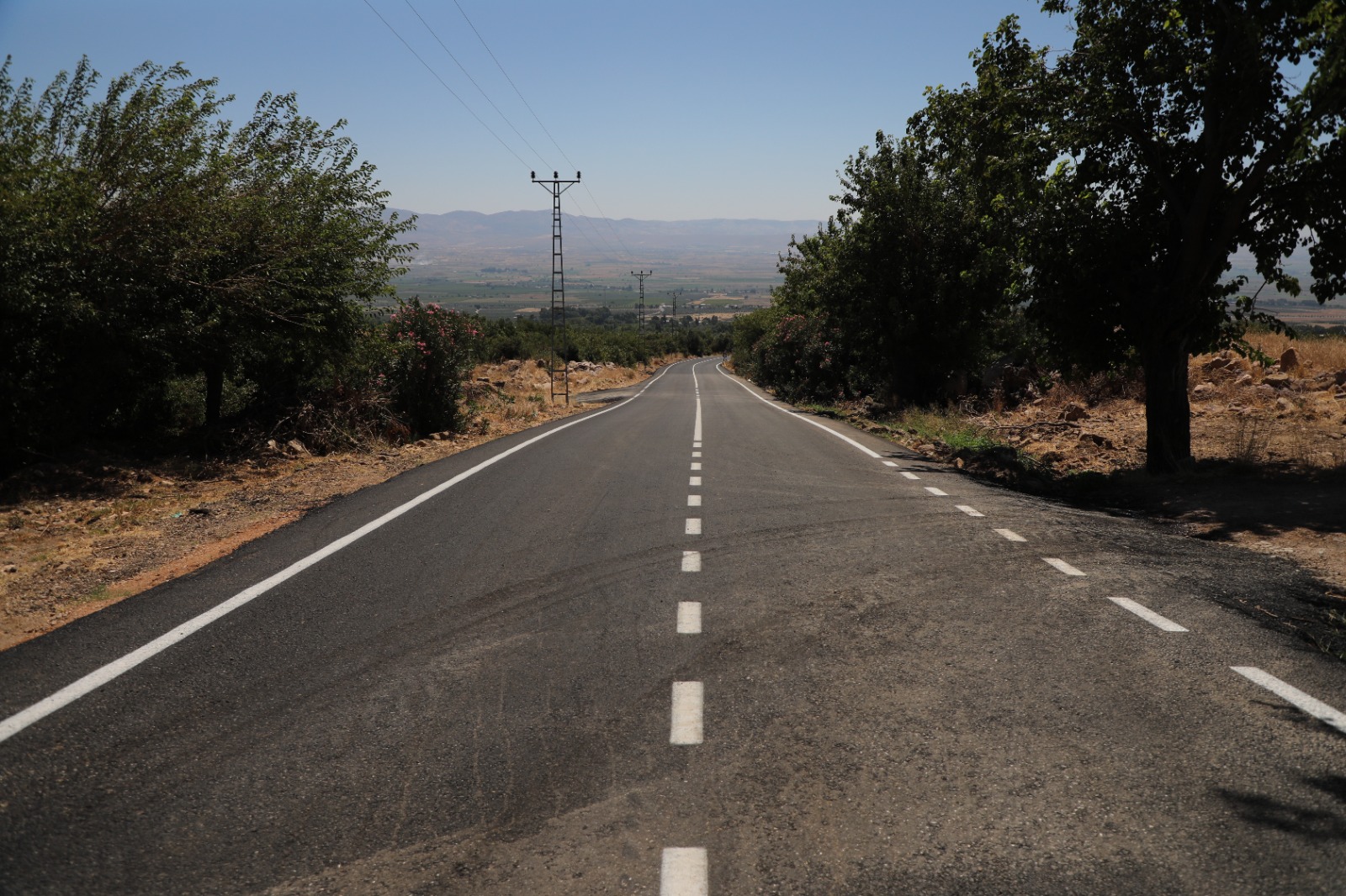 DÖRT MAHALLEYİ BİRBİRİNE BAĞLAYAN YOL, SICAK ASFALTLA YENİLENDİ