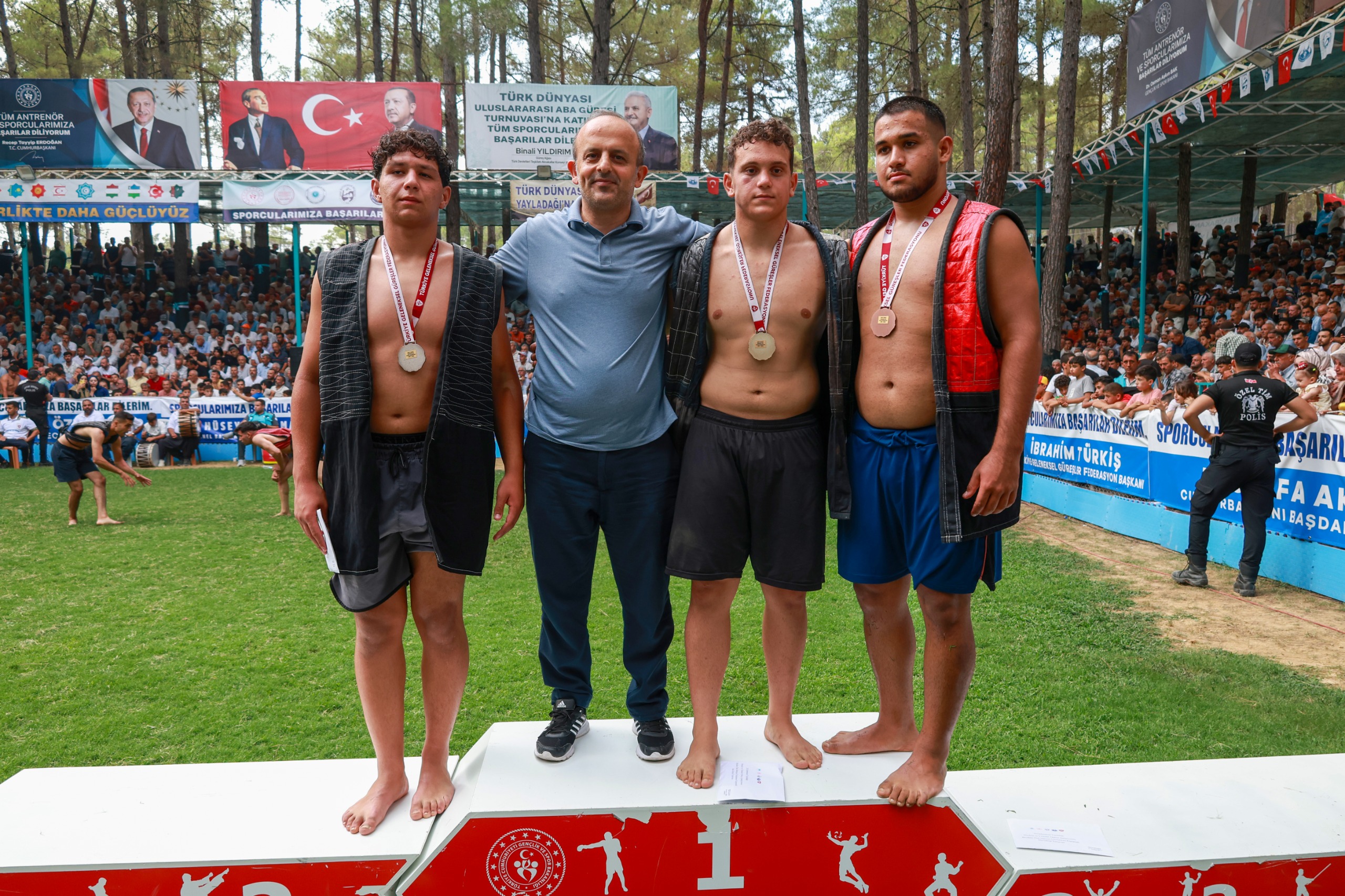 FESTİVALDE GÜREŞ HEYECANI NEFESLERİ KESTİ