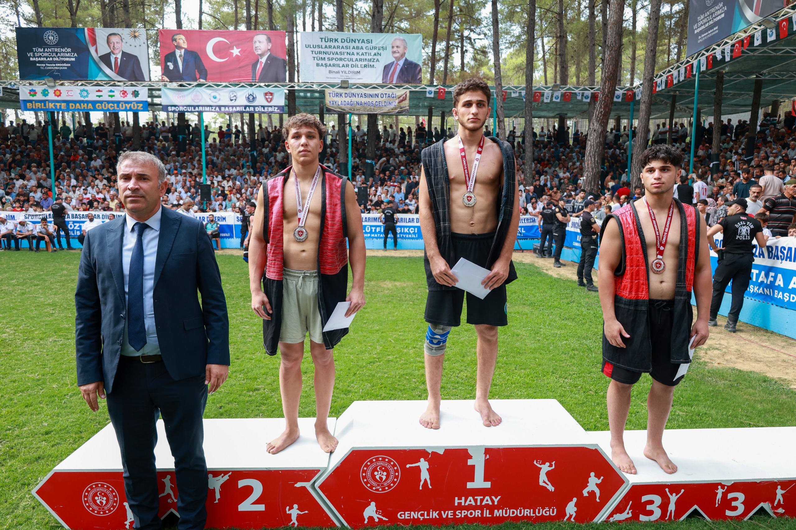 FESTİVALDE GÜREŞ HEYECANI NEFESLERİ KESTİ