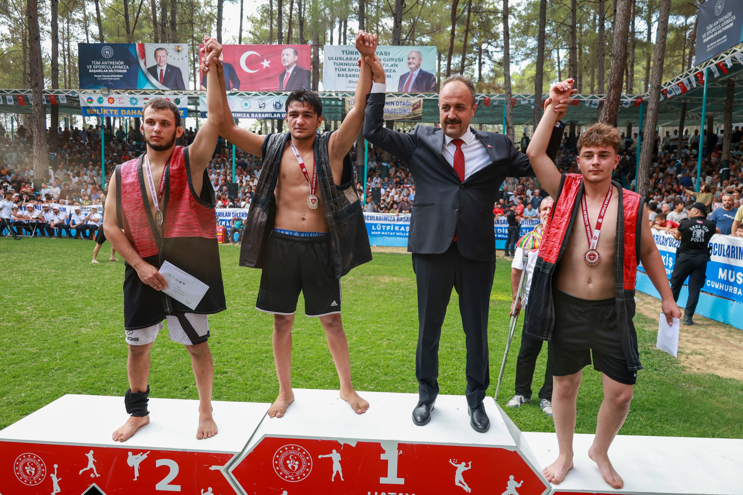 FESTİVALDE GÜREŞ HEYECANI NEFESLERİ KESTİ