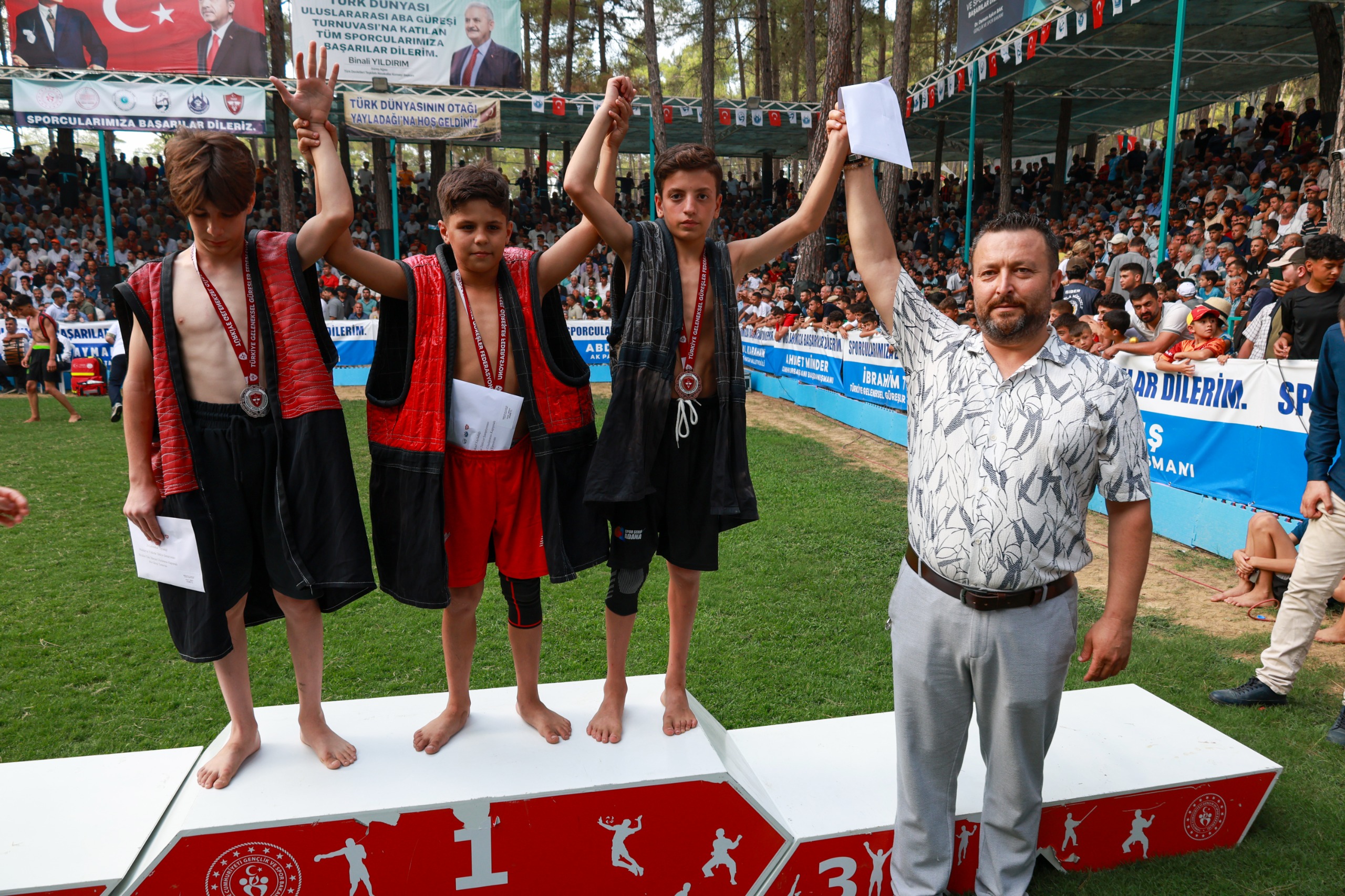 FESTİVALDE GÜREŞ HEYECANI NEFESLERİ KESTİ