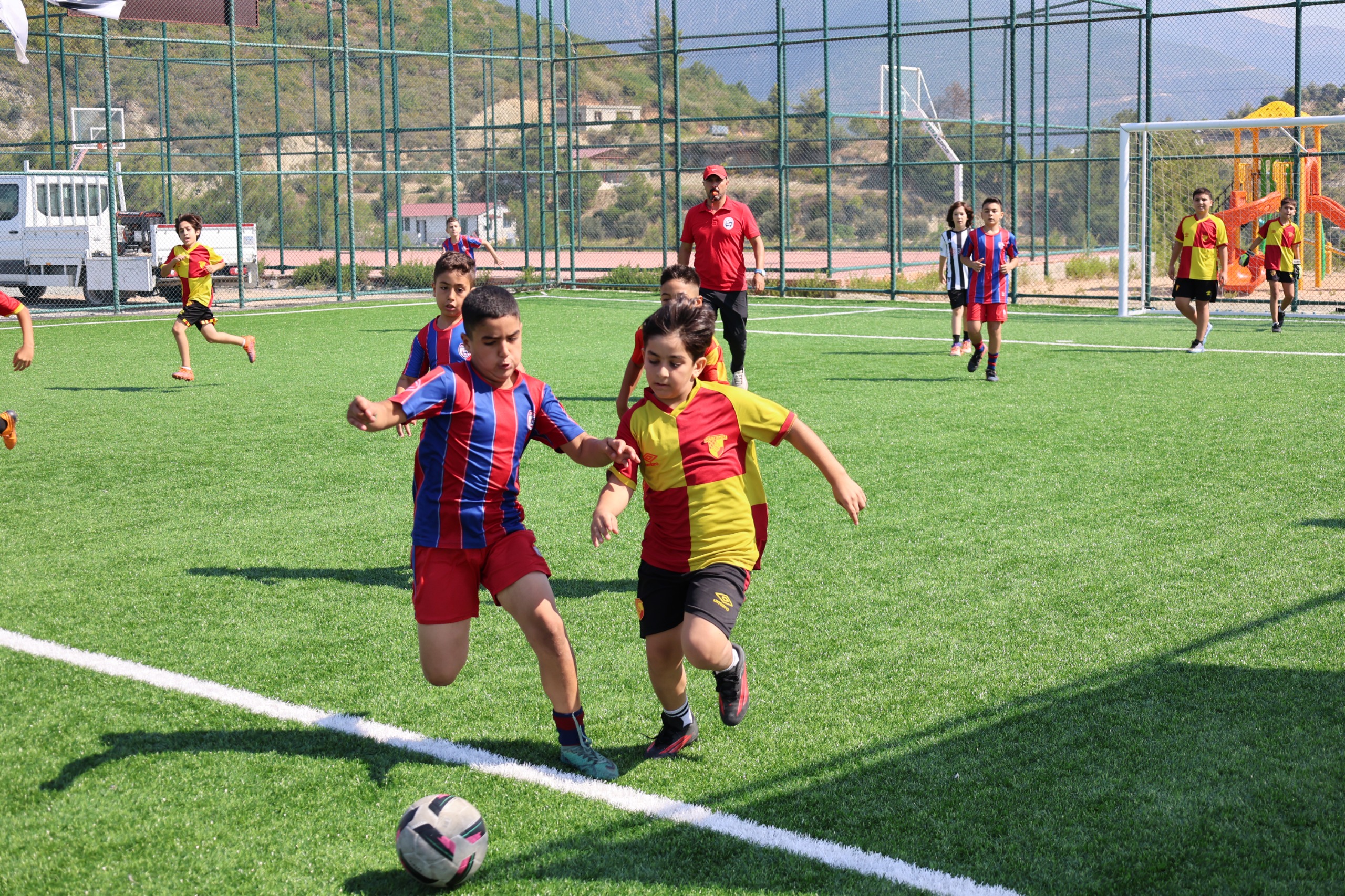 HBB, ANTAKYA’DA GENÇLERİ YENİ HALI SAHADA BULUŞTURDU