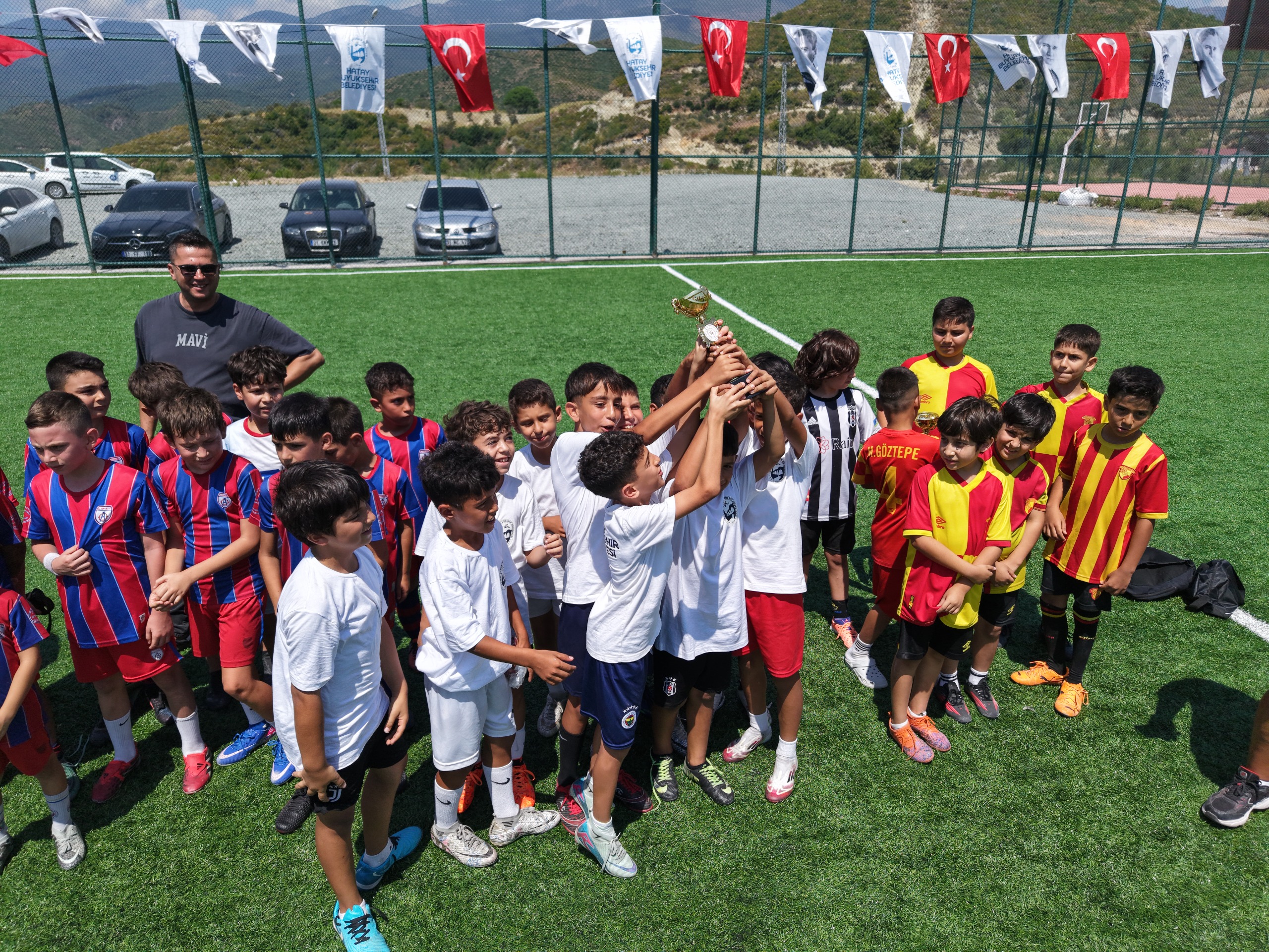 HBB, ANTAKYA’DA GENÇLERİ YENİ HALI SAHADA BULUŞTURDU